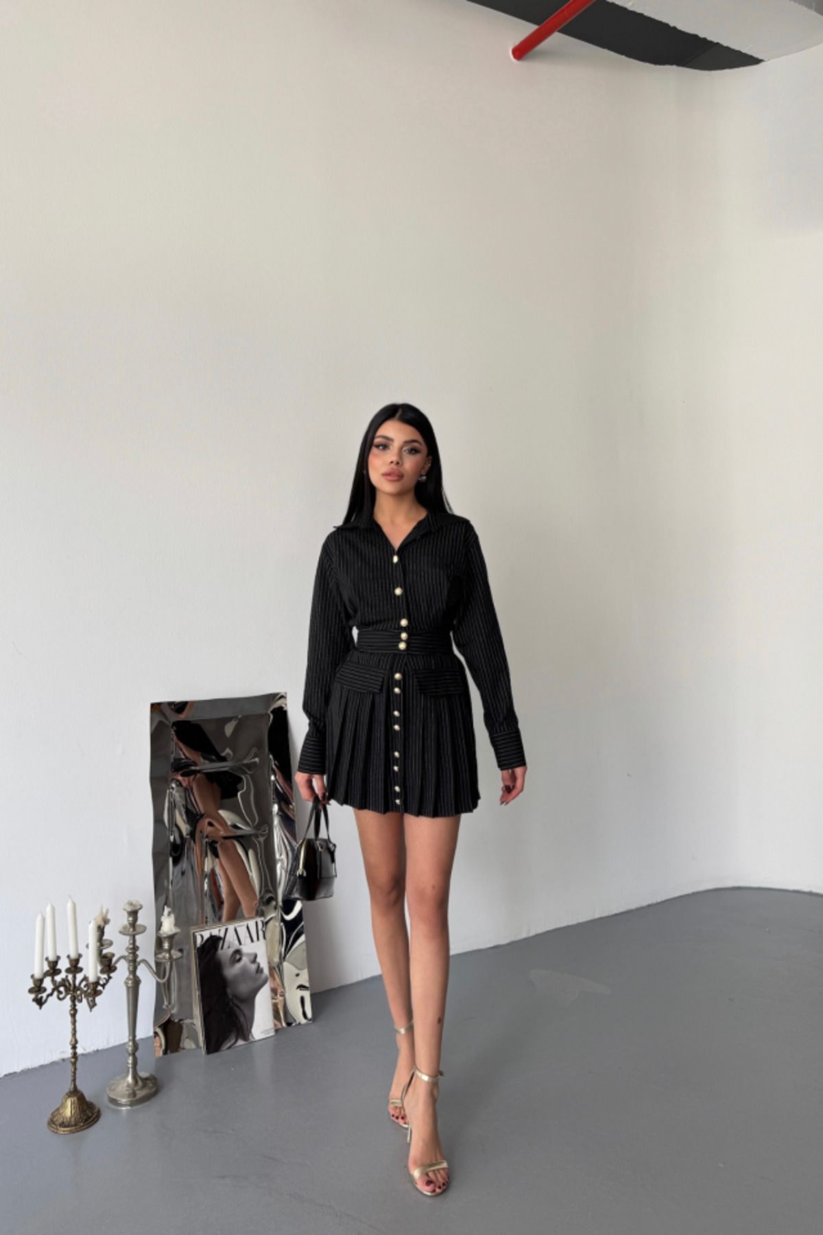 ETİLER COLLECTION ÖNDEN GOLD DÜĞMELİ PİLELİ KISA ELBİSE - Siyah