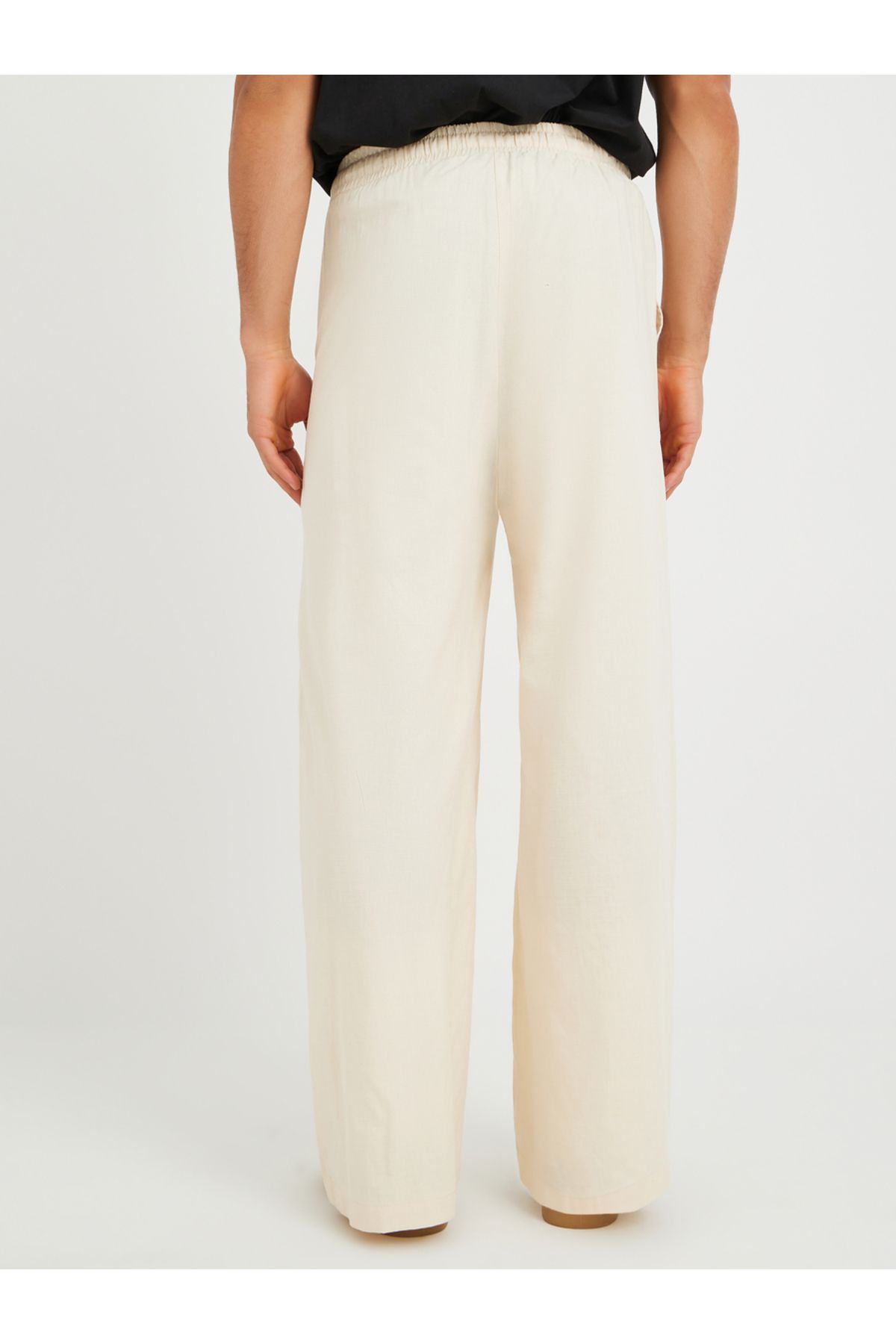 Styli-Men Solid Drawstring Waistband Oversized Trousers 4