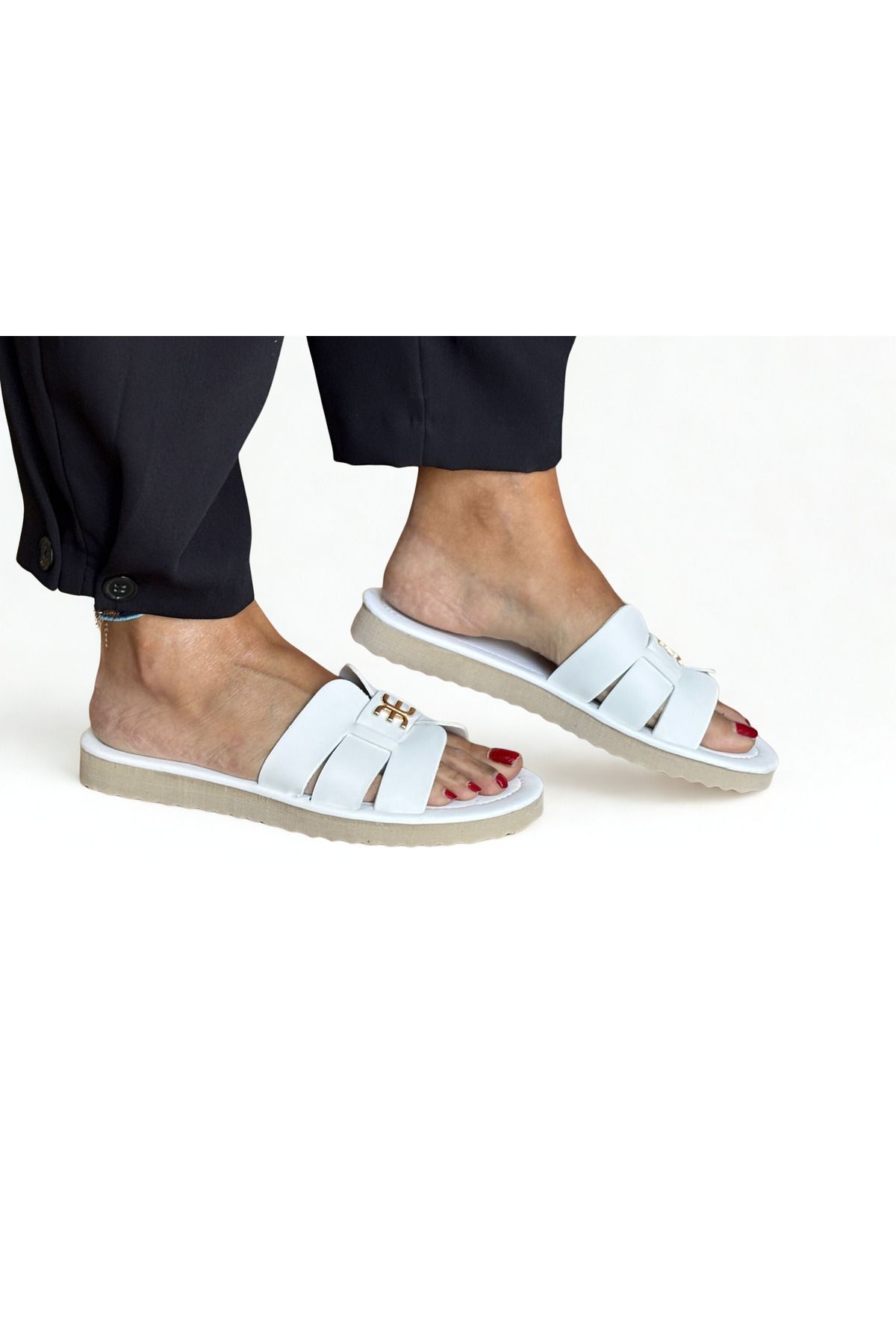 NEVE SHOES Beyaz Deri Gold Aksesuarlı Kadın Günlük Rahat ve Şık Terlik