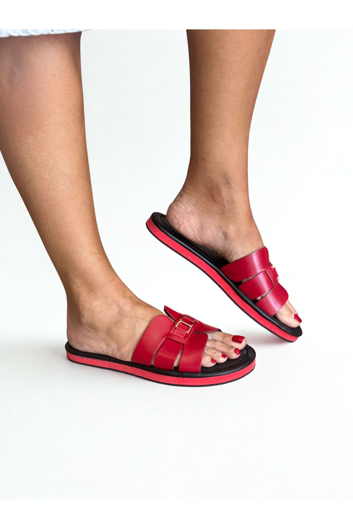 NEVE SHOES Kırmızı Hakiki Deri Gold Aksesuarlı Siyah Tabanlı Kadın Günlük Rahat ve Şık Terlik