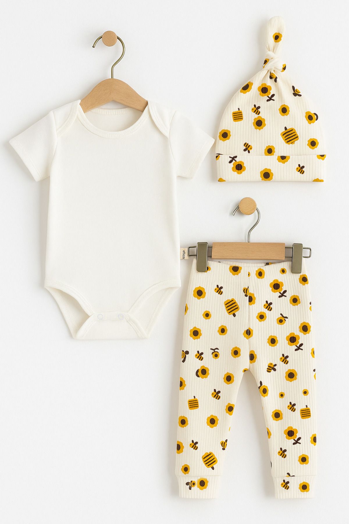 BABYDEN'S Arı ve Ayçiçeği Desenli 3'lü Yenidoğan Bebek Takımı Kısa Kollu Çıtçıtlı Body ,Pantolon ve Bere Seti