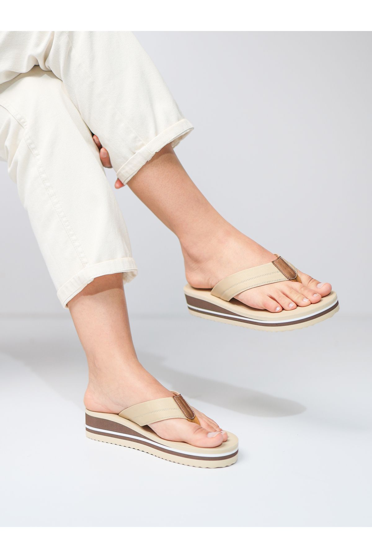 HANOX İrene Bej Dolgu Topuk Kadın Parmak Arası Plaj Terlik Flip Flops (4.0) Cm