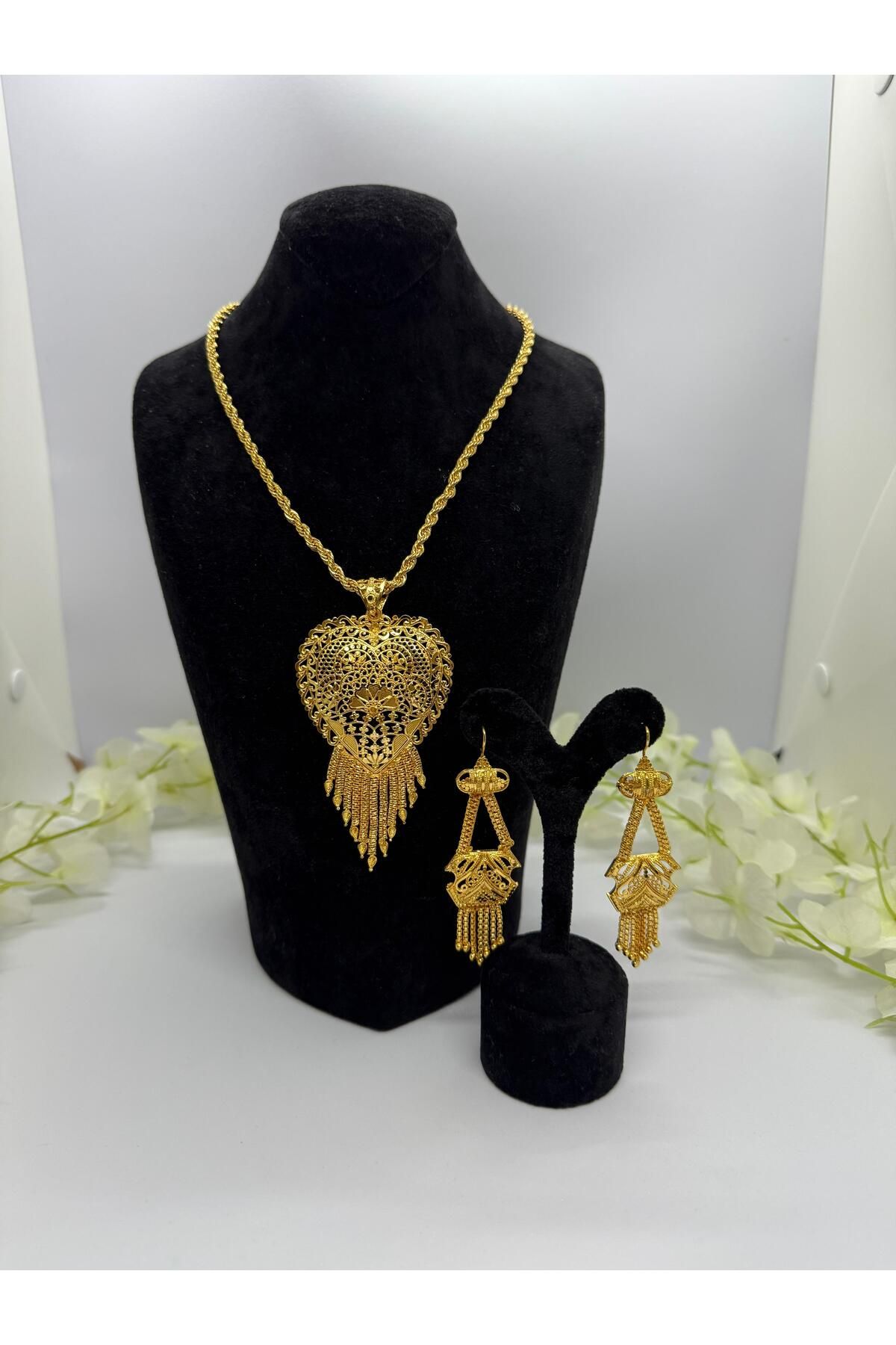 Constanza Exclusive 22 Ayar Altın Kaplama Burgu'lu Hint Motifli Set Kolye Ve ,Küpe Lvd526