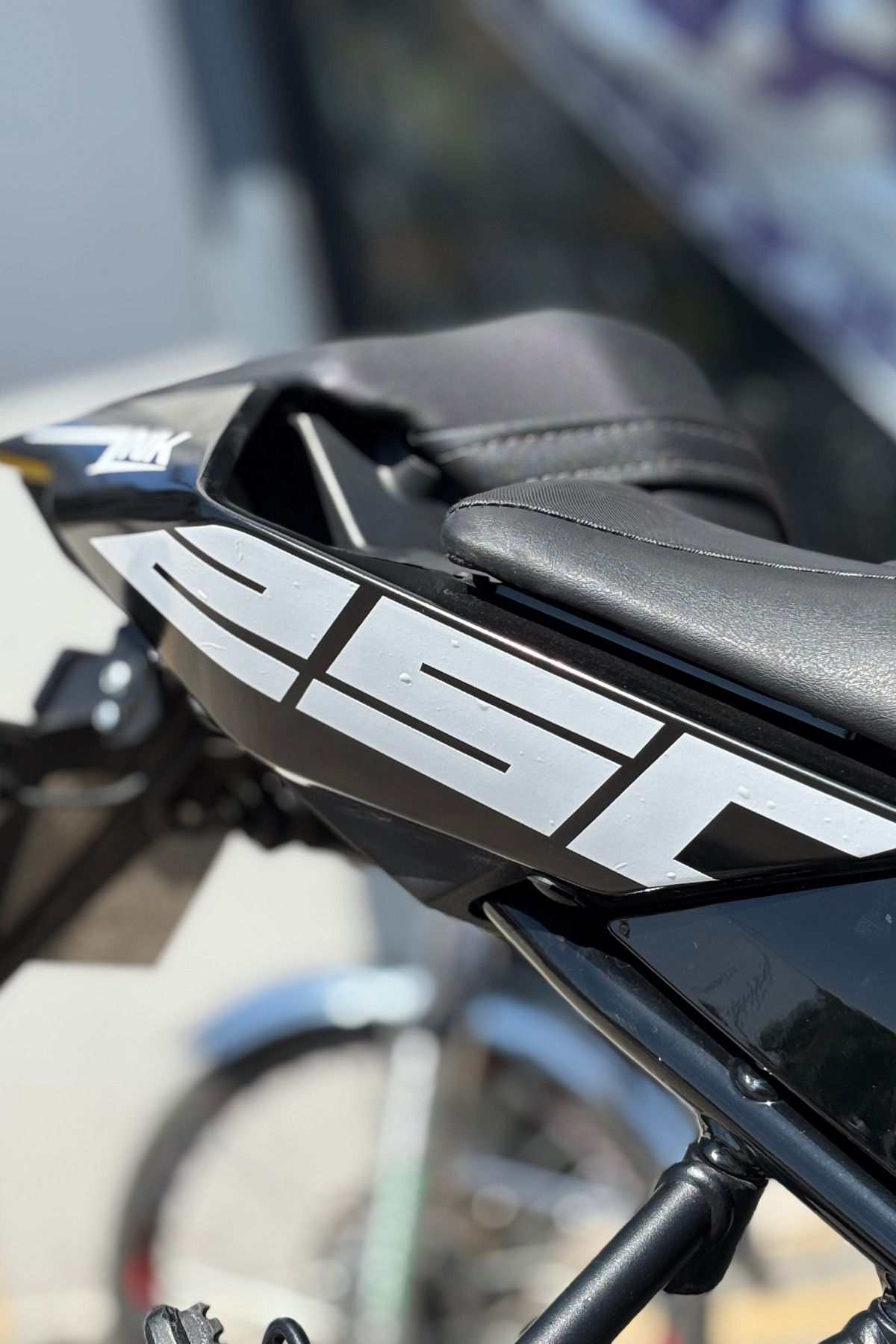 Banxtre CFMOTO NK250 için Beyaz Renk Arka Kuyruk 250 Yazıları Sticker Etiket (Sağ ve Sol)