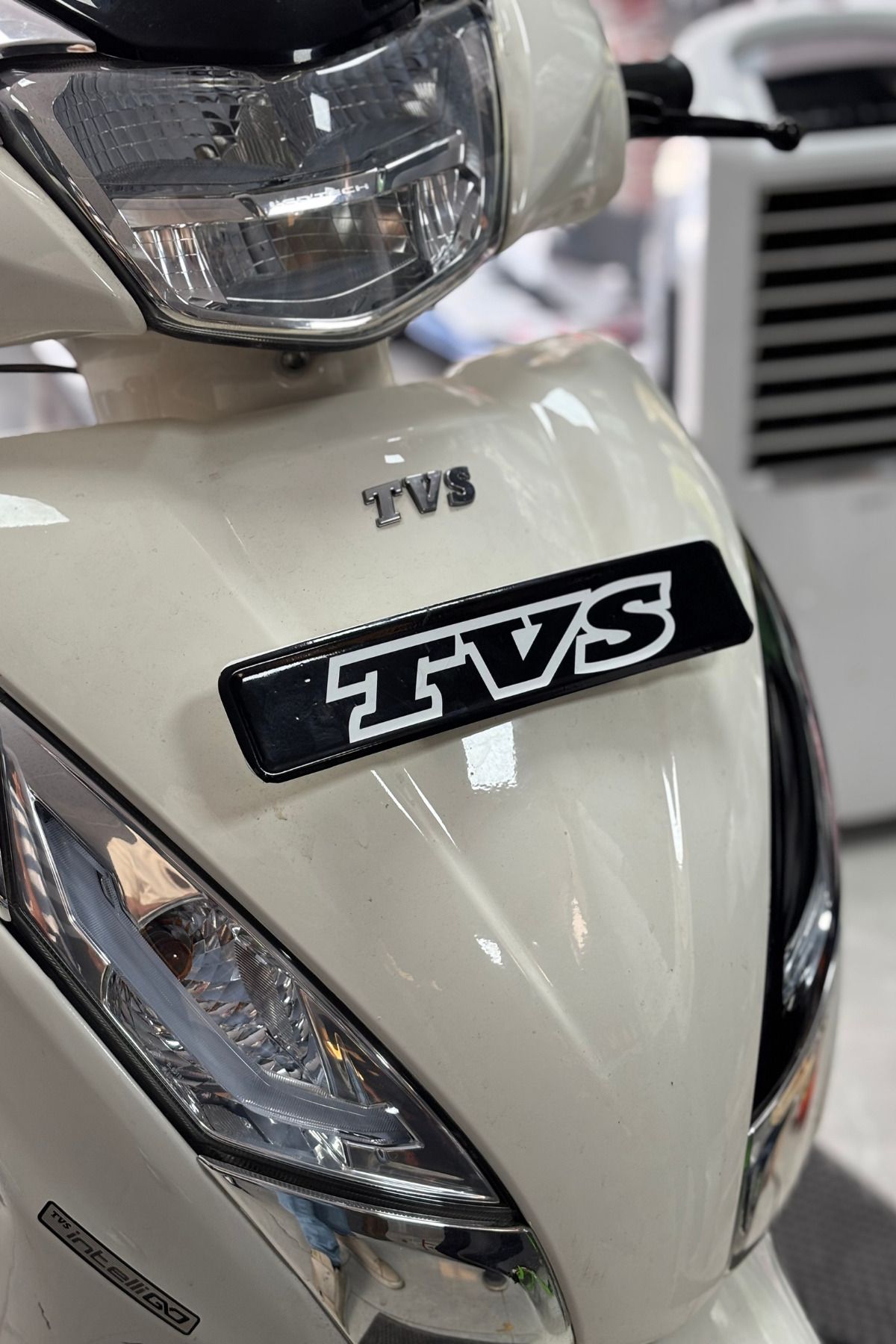 Banxtre TVS Jupiter Ön Plakalık için Siyah Kaplamalı TVS Yazı Sticker Etiket (1 Adet)