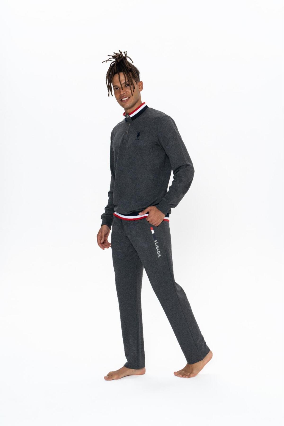 یو اس پولو ست لباس خواب مردانه یو اس پولو، یقه ایستاده دکمه‌دار، آستین بلند، آستین سرآستین‌دار، دو نخ