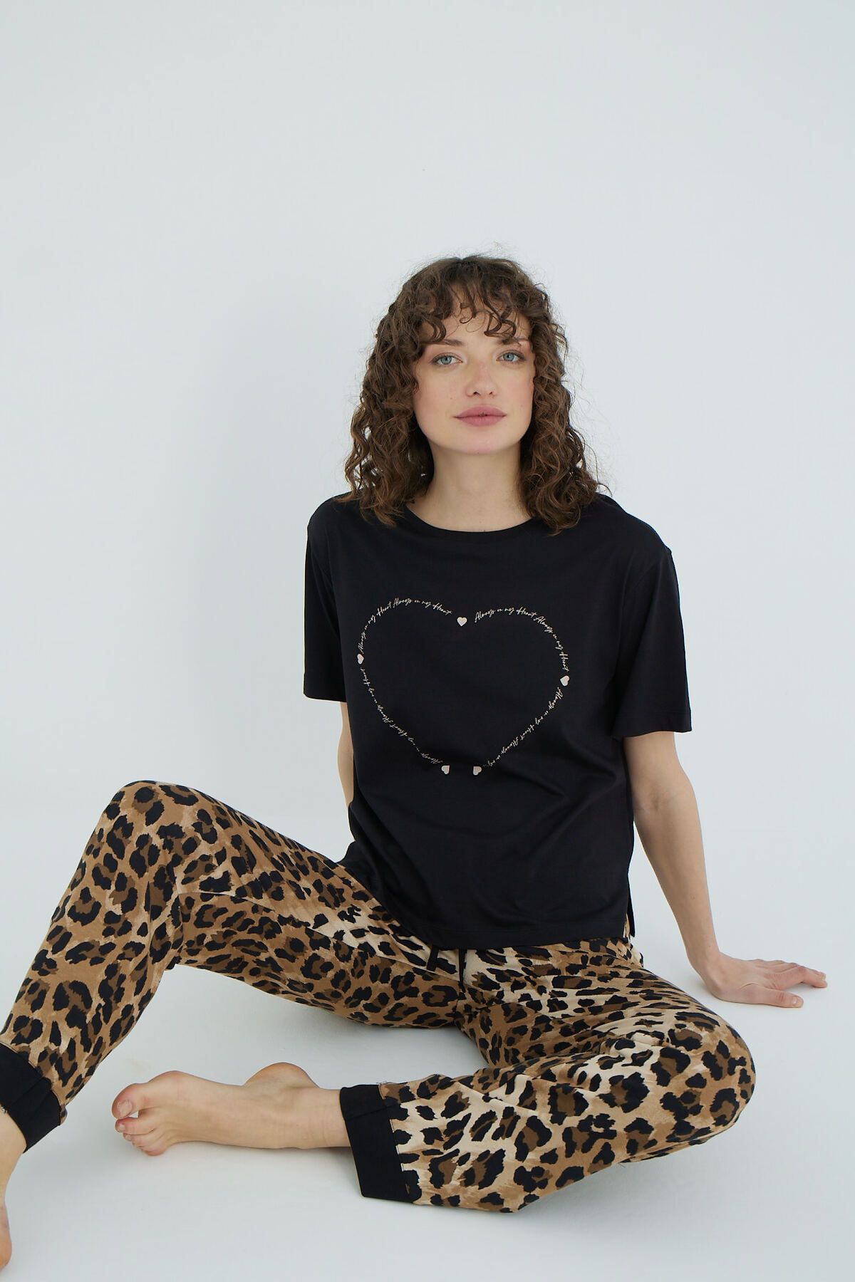 İPEKTENİM Kalp Yazı Baskılı Leopar Desenli Paça Manşetli Pijama Takımı