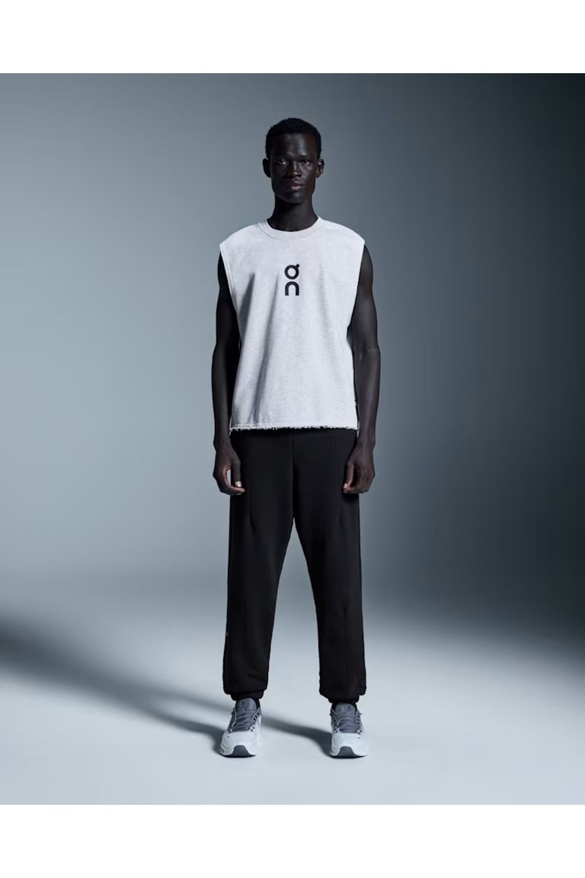 ON Club Crew Crop, Kısa & Kolsuz Kadın Tişört, Yumuşak Kumaş, Atletik Stil