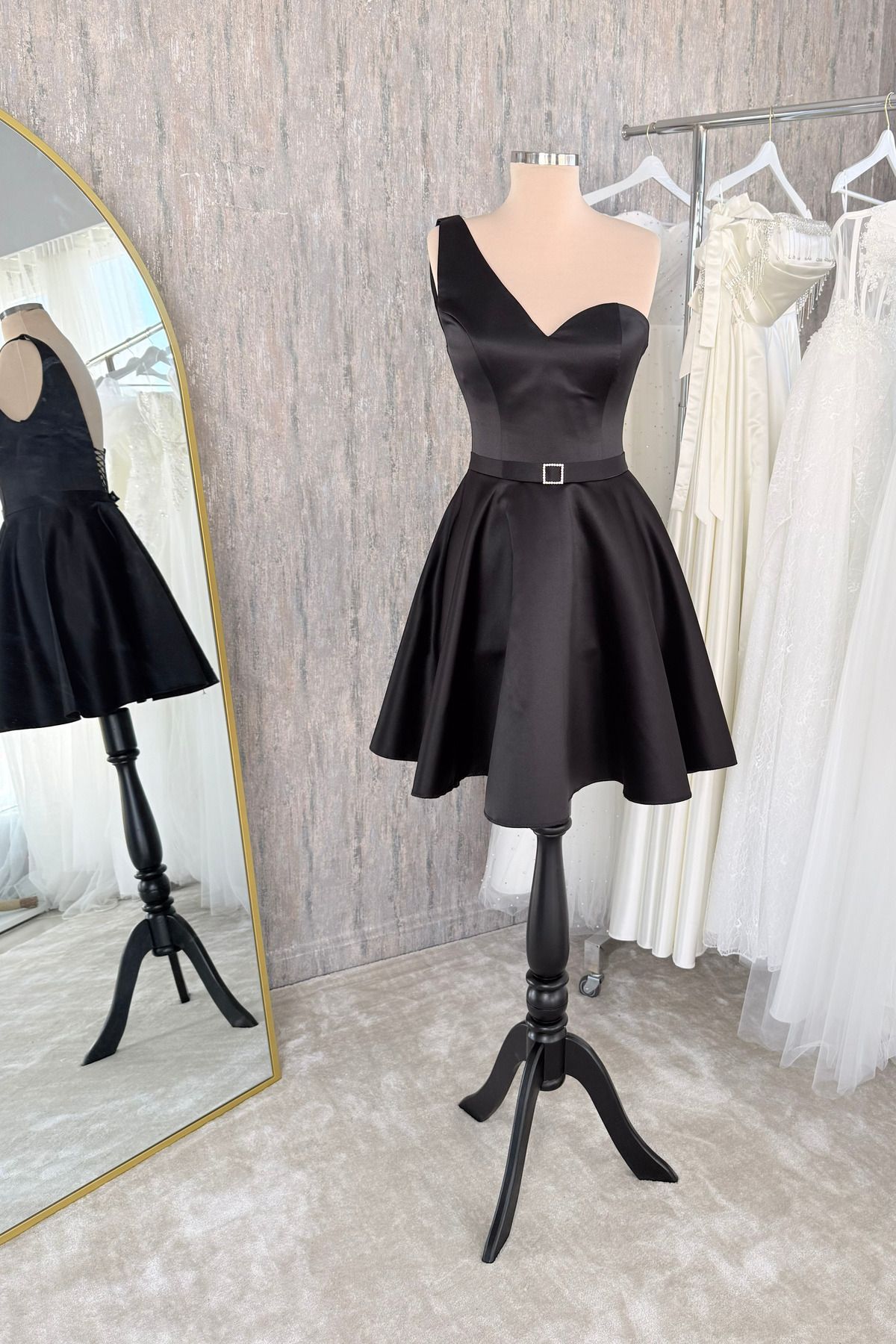 Lenta Moda Siyah Tek Omuz Taşlı Kemer Detaylı Saten Mini Abiye ve Gece Elbisesi