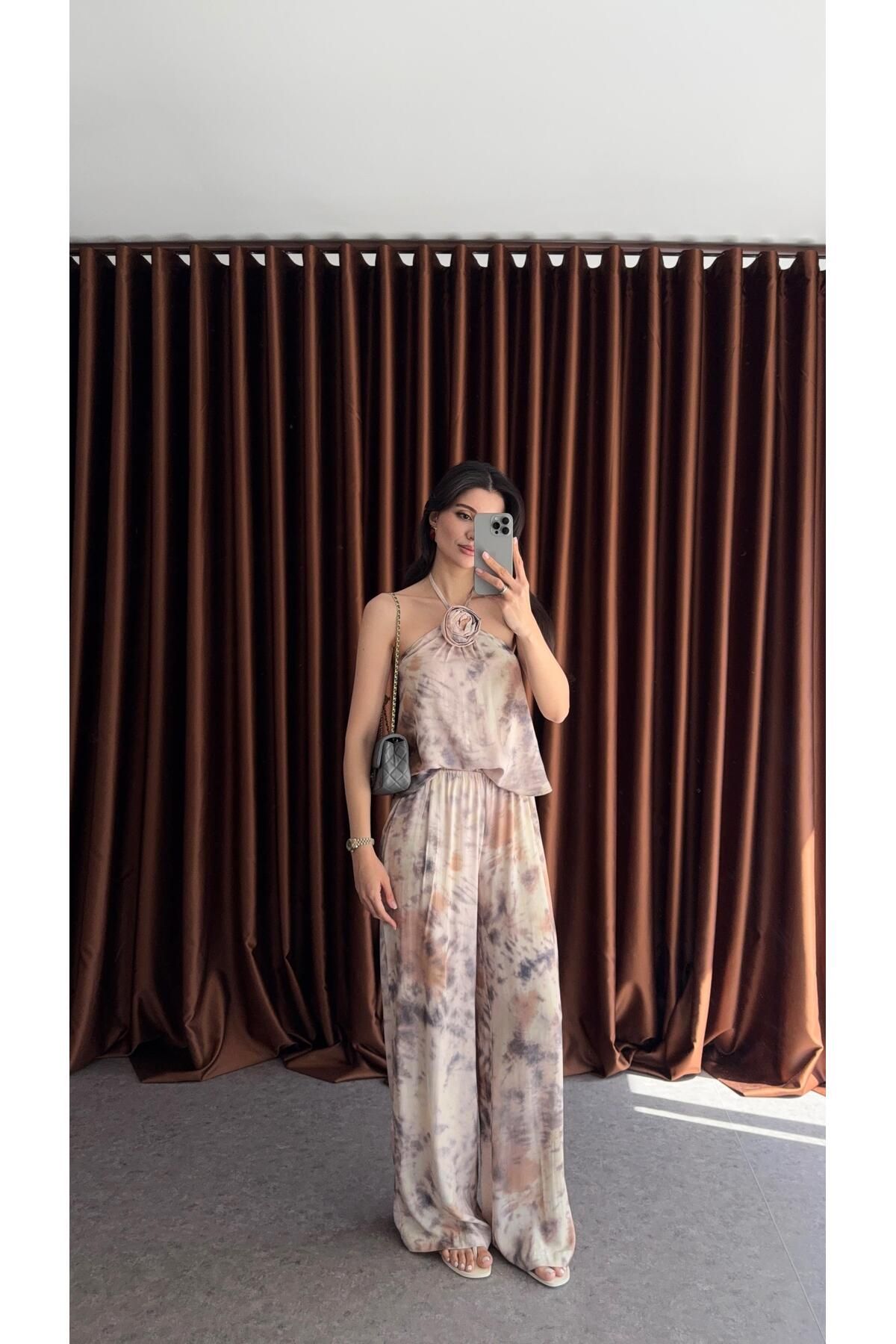 HAZELANNA Gül Broşlu Batik Desen Takım