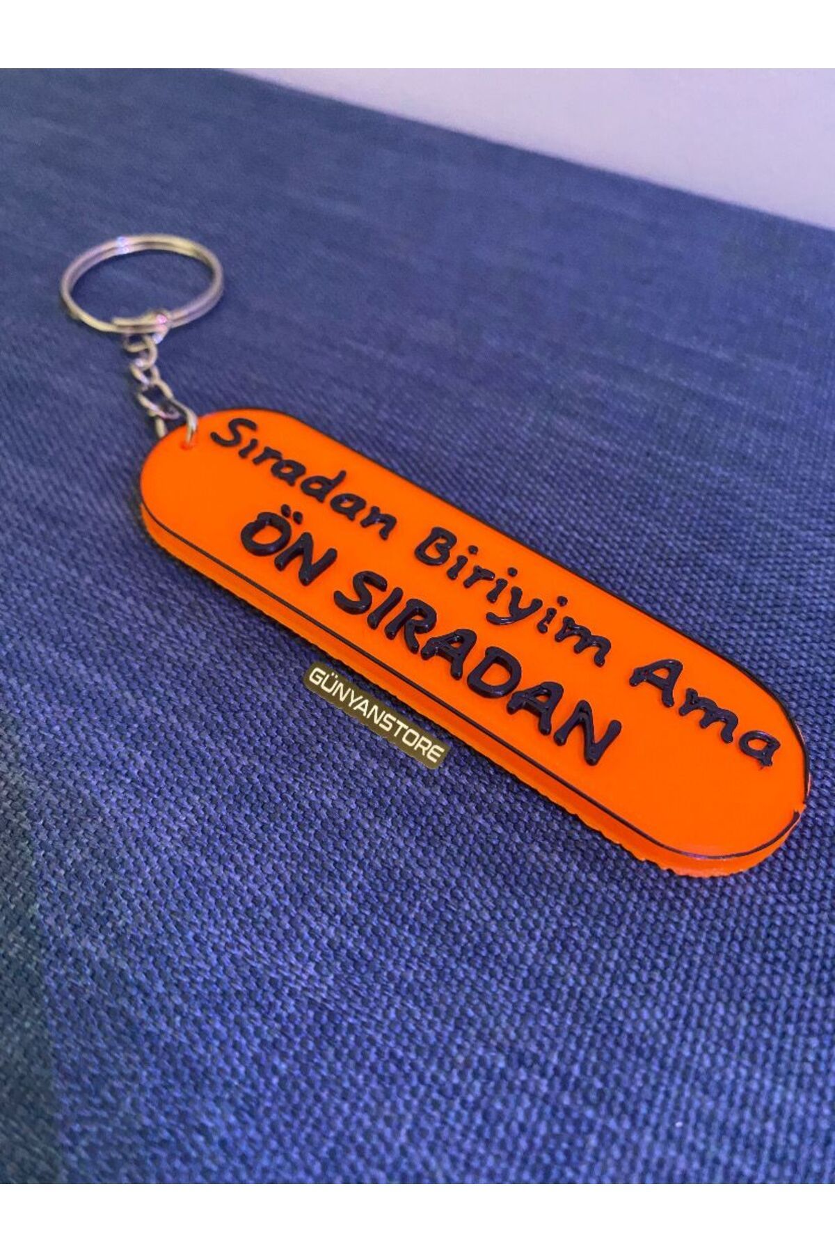 Günyan Store ''Sıradan Biriyim Ama Ön Sıradan'' Yazılı Sözlü Anahtarlık