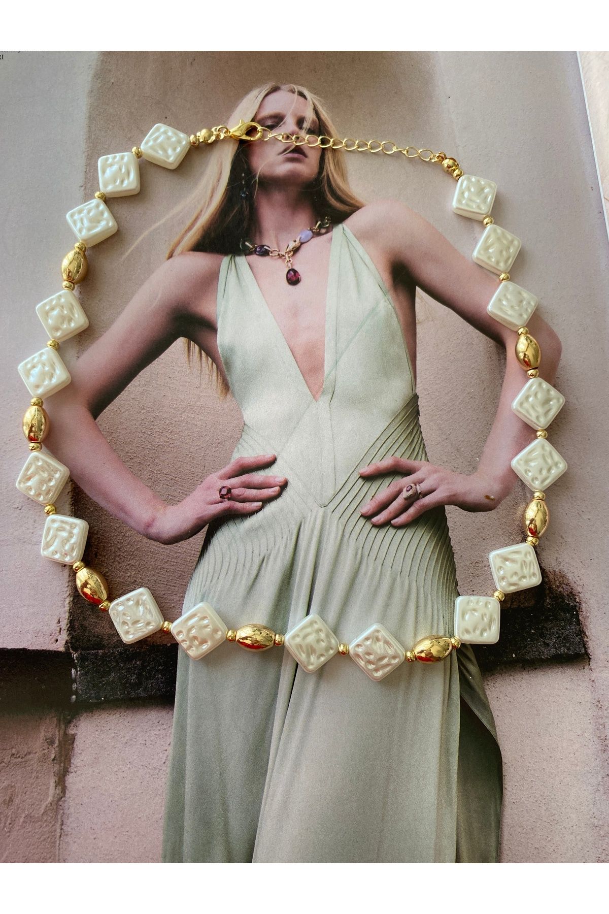 Pinery Jewels Kare Boncuklu Boncuk Detaylı Yazlık Kadın Kolye – Modern ve Şık Tasarım