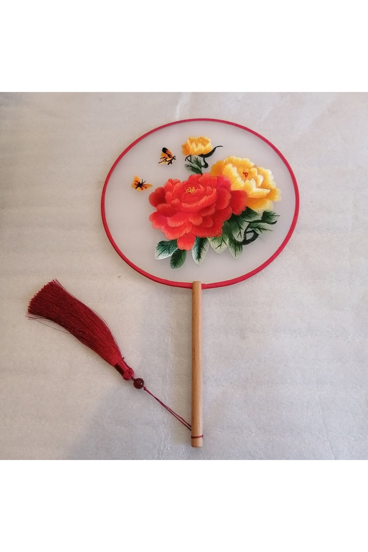 Butik Tülin Otantik çok renkli floş iplik kırma nakışlı gül kelebek ahşap saplı püsküllü yelpaze 55x20 cm Çin