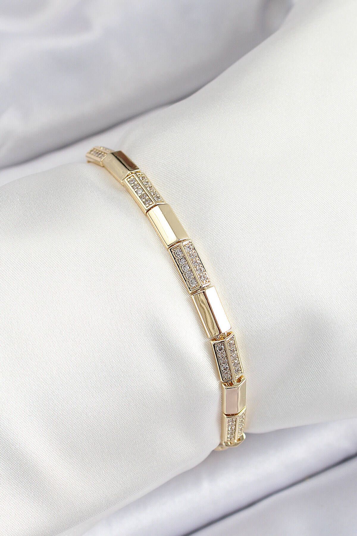 Avantaj Kapıda ® Pirinç Dikdörtgen Model Zirkon Taşlı Gold Renk VİP Seri Kadın Bileklik