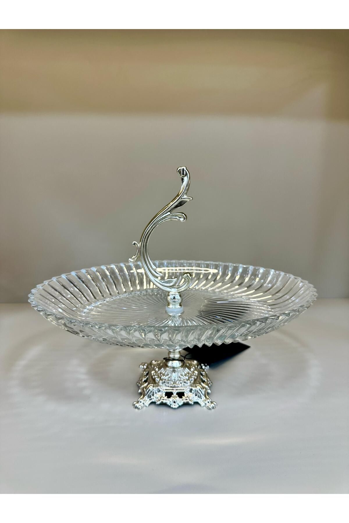 Litya Home KRİSTAL GÜMÜŞ CAM YUVARLAK KÜÇÜK SUNUMLUK ZAMAK AYAKLI TUTAMAÇLI 20*26*25 CM SUNUM SERVİS TABAĞI