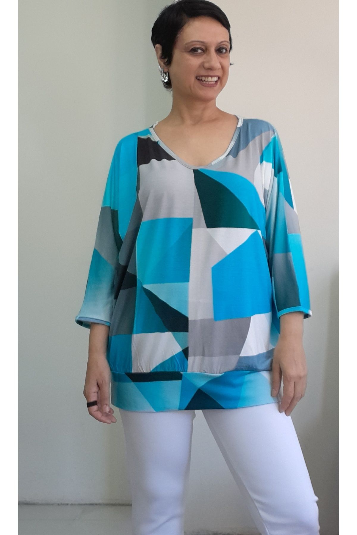 Mertcan Butik Mavi beyaz siyah desenli V yaka truvakar yarasa kol penye viskon tişört
