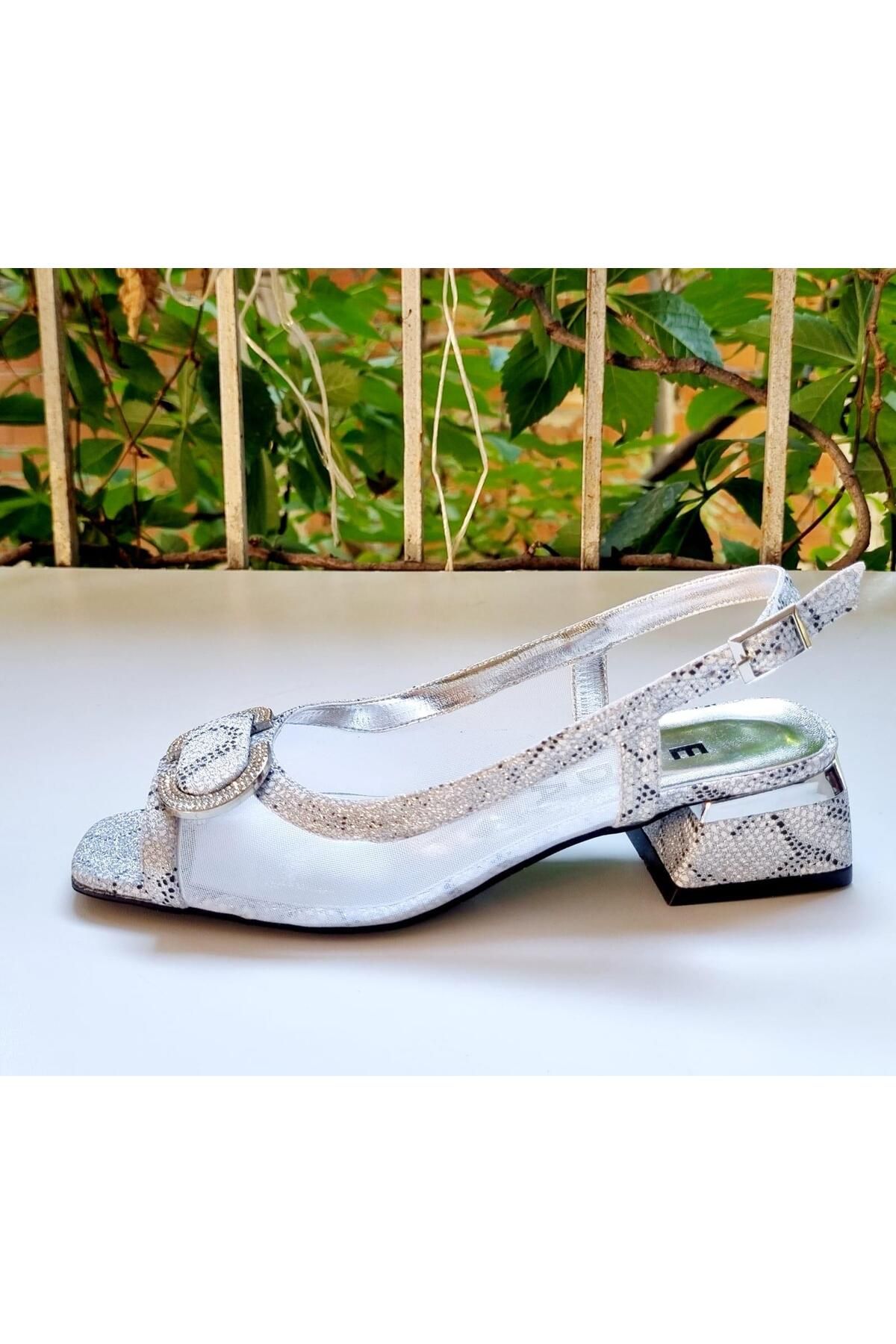 MSF16SHOES Klasik Topuk Gümüş Renk Yılan Baskı Taş Tokalı Transparan Ayakkabı