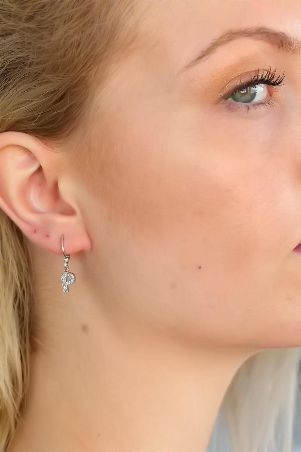 AfraBeauty P Harf Gümüş Küpe: Paslanmaz Çelik Şıklığı Genç Kadınlar İçin