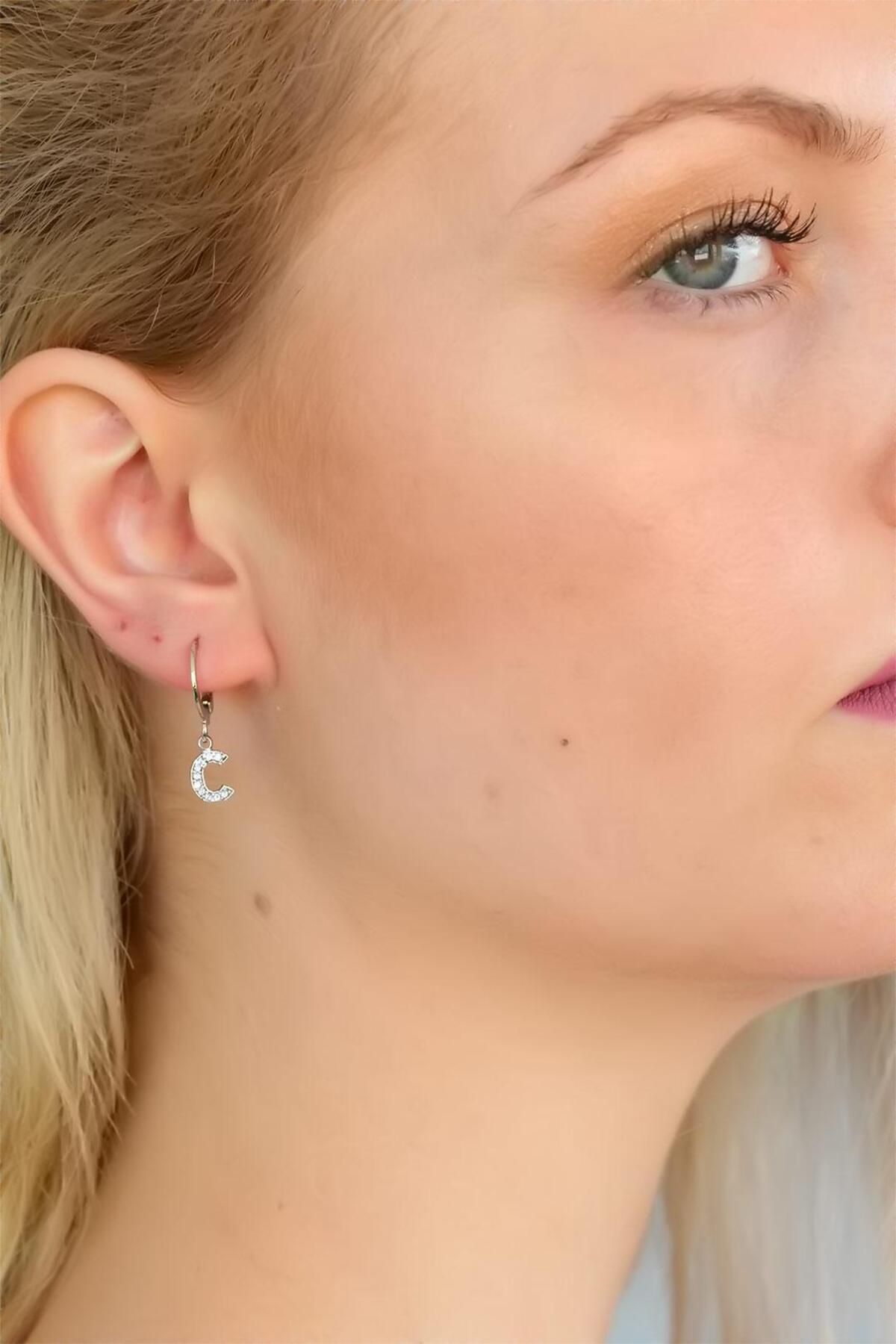 AfraBeauty Paslanmaz Çelik C Harf Küpe | Altın Rengi Taşlı Şık Genç Küpesi