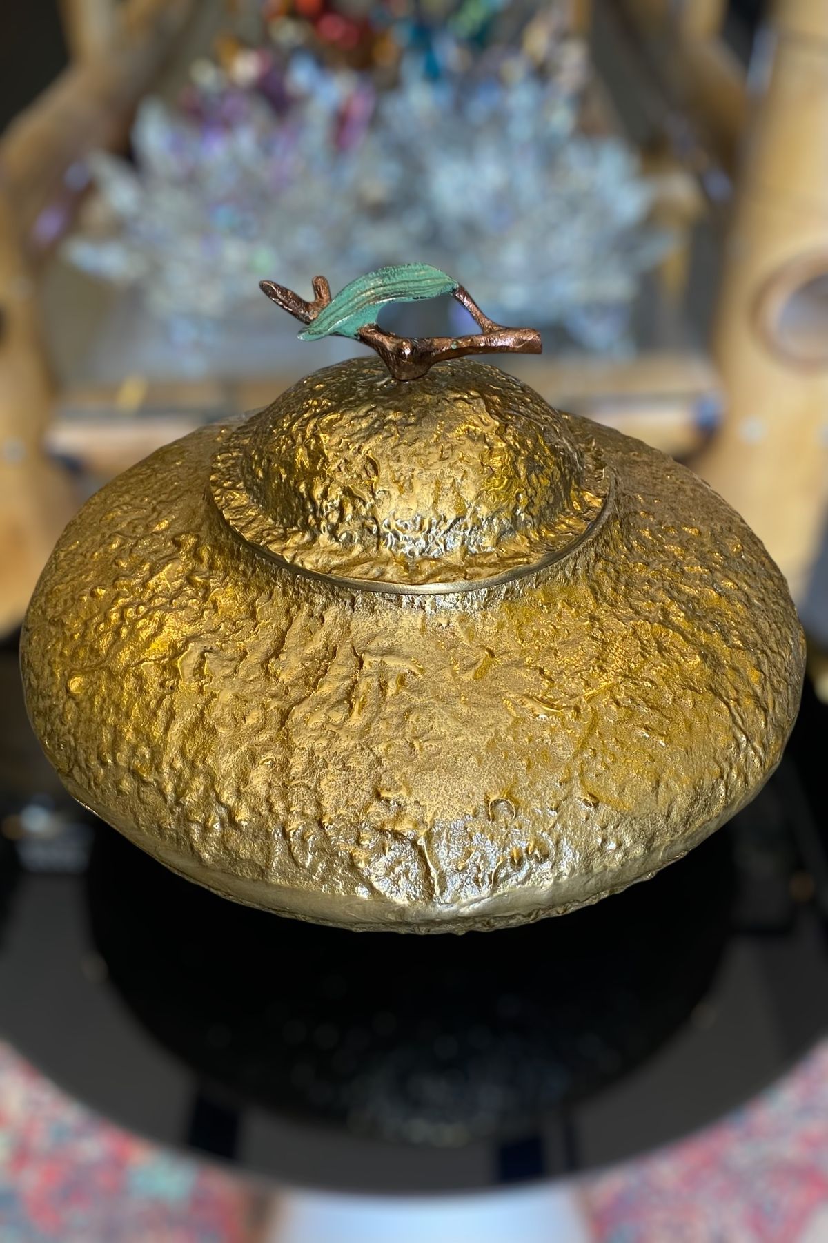 LEMİ DEKORASYON Döküm Yaprak Detaylı Bronz Yassı Tombul Kapaklı Vazo 32 x 22 Cm