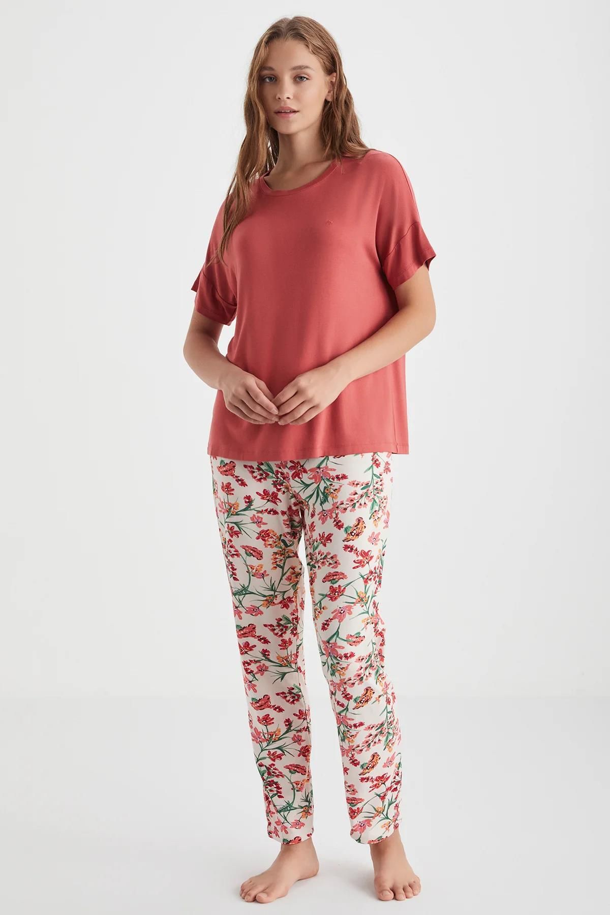 Penyemood Kadın Yazlık Desenli Pijama Takımı – Nar Çiçeği Çiçekli Düz Paça Alt C6T3N89