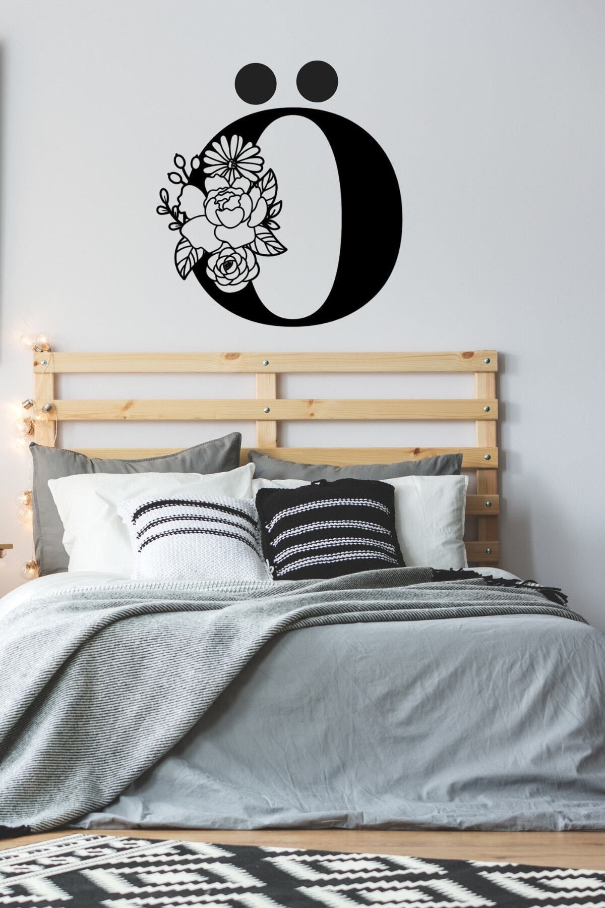 Elioure Siyah Ahşap Çiçek İşlemeli Ö Harfi Duvar Dekoru 30x30 cm MDF Tablo