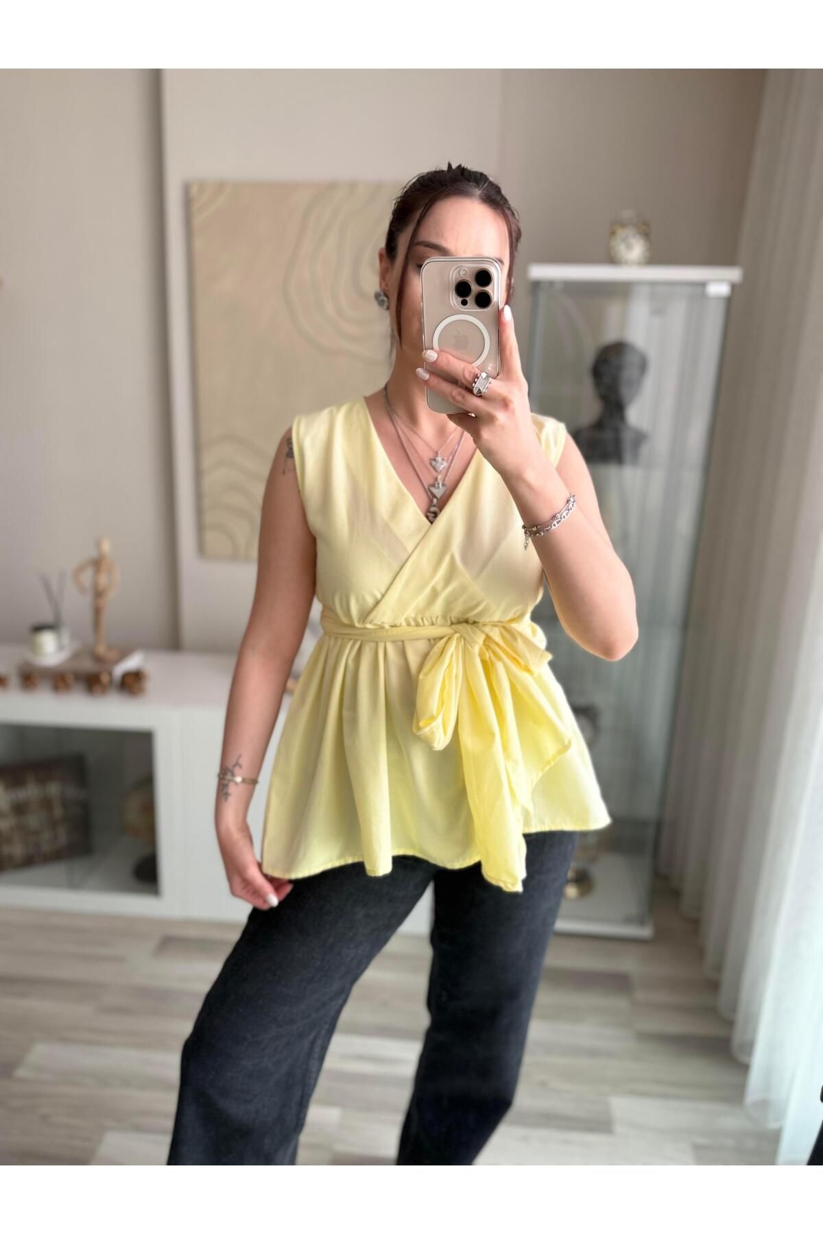 SIPAHI KRUVAZE YAKA SARI KUŞAKLI POPLİN BLUZ