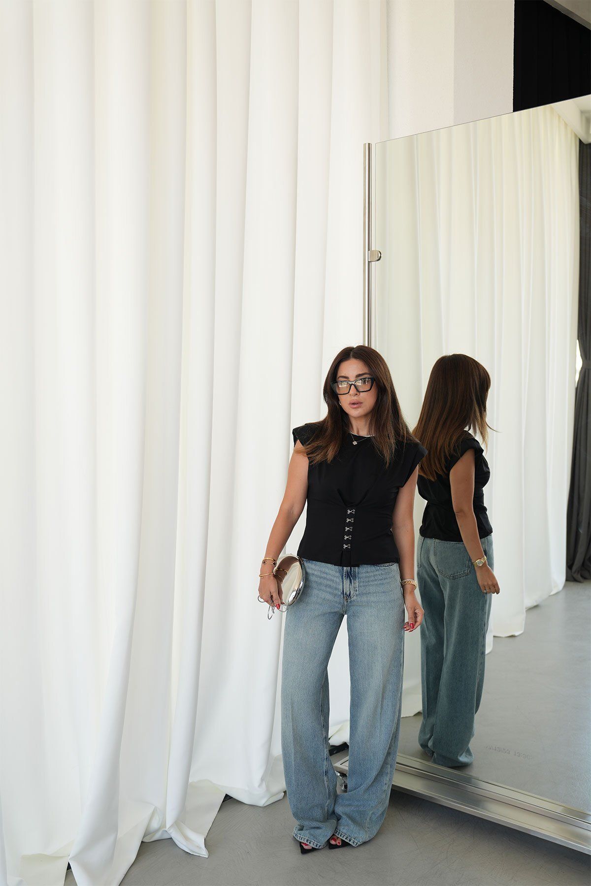 Özge Özgenç Omuzu Vatkalı Agraflı Bluz