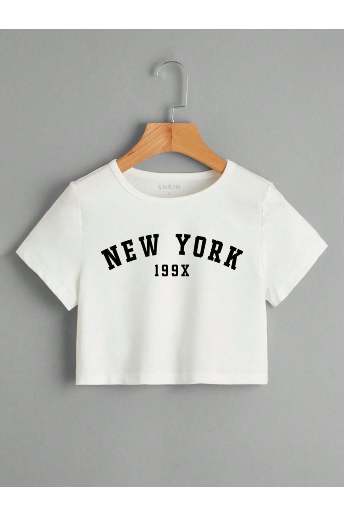 LAYORA "New York Ruhunu Yansıt! Beyaz Crop Tişört ile Sokak Modası"