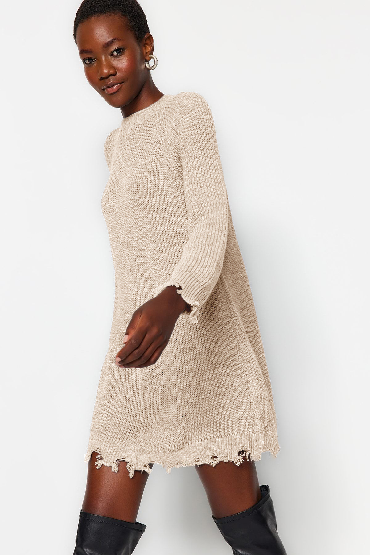 Trendyol Collection Béžové krátké/mini široké úpletové šaty s detailem splývání TWOAW24EL00113