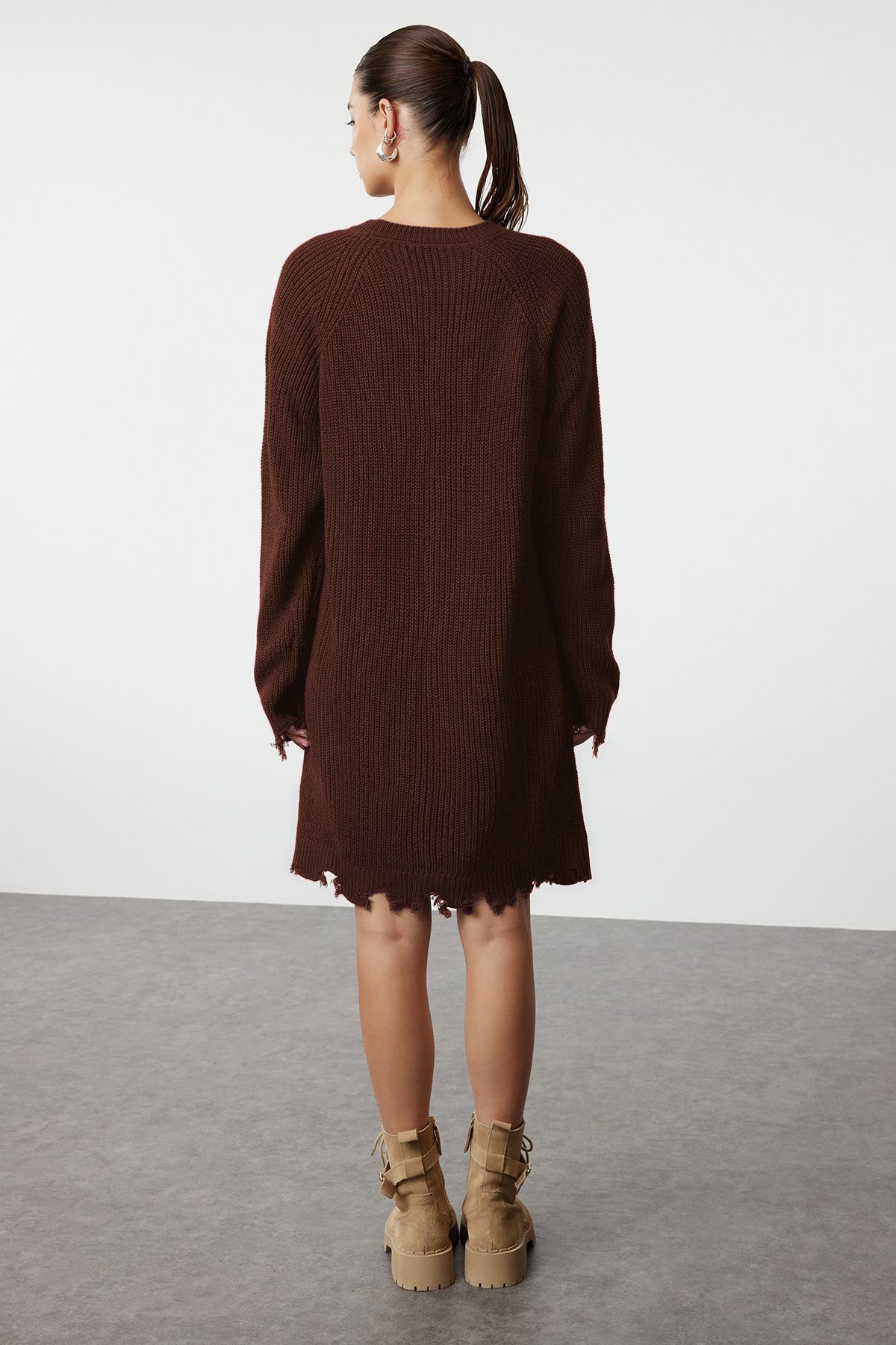 Trendyol Collection-Brown Short/Mini Wide Fit Flowing Detail Knitwear Dress Twoaw24El00113 4