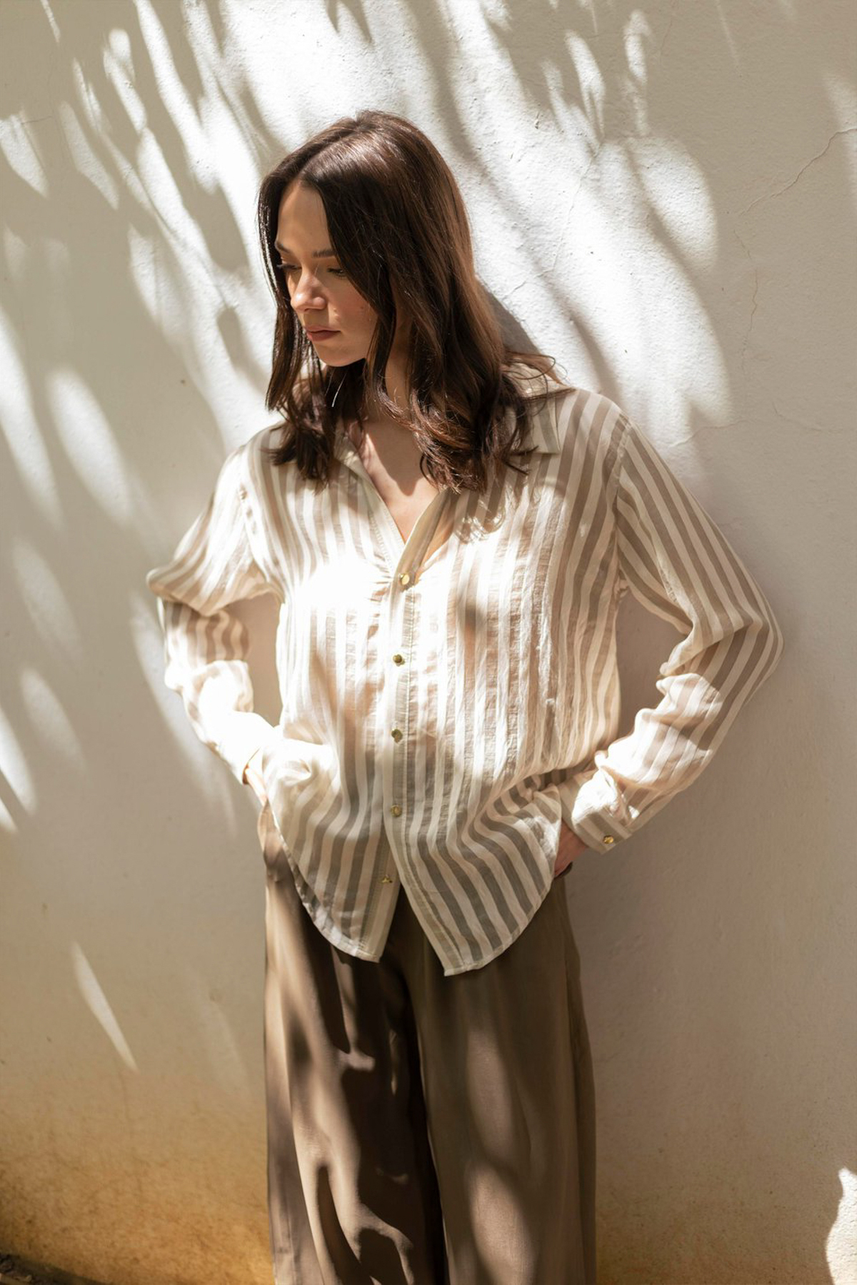 Trendyolmilla  Bej Rahat Kalıp Çizgili Dokuma İnce Gömlek TWOSS25GO00172 - Görsel 4