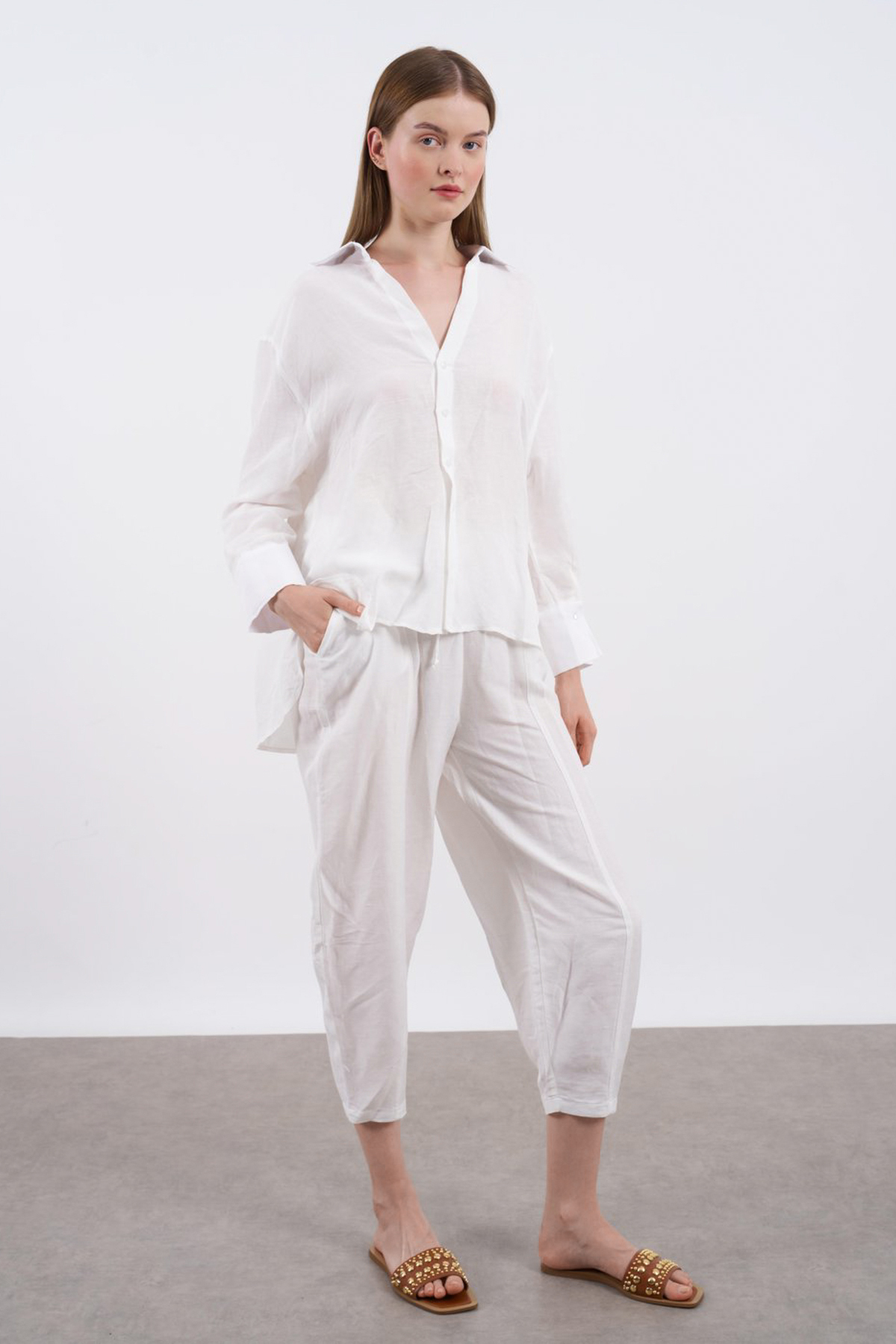 Trendyolmilla  Beyaz Gömlek Ve Beli Lastikli Pantolon Keten Görünümlü Dokuma Alt - Üst Takım TWOSS25AU00120 - Görsel 3