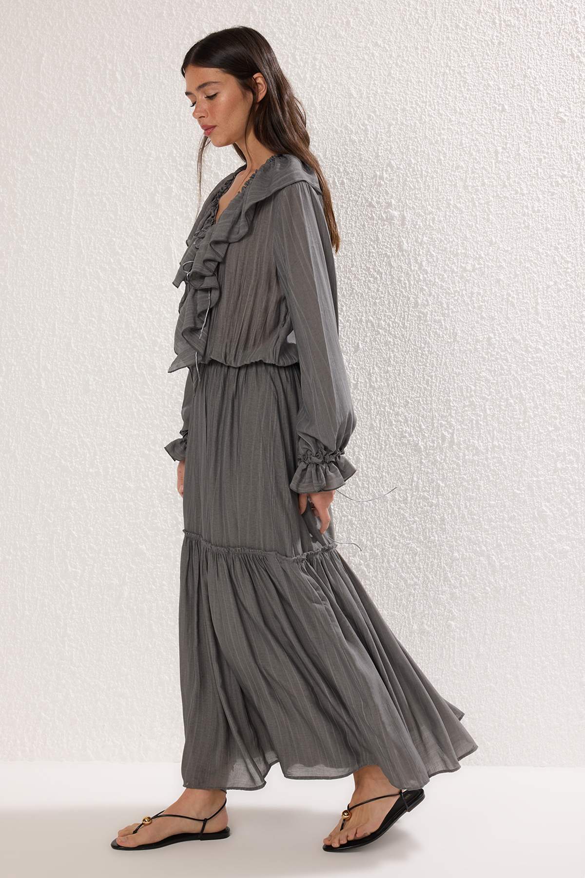 Trendyol Collection-Antracitové elastické maxi tkané šaty s volánky TWOSS25EL00864 2