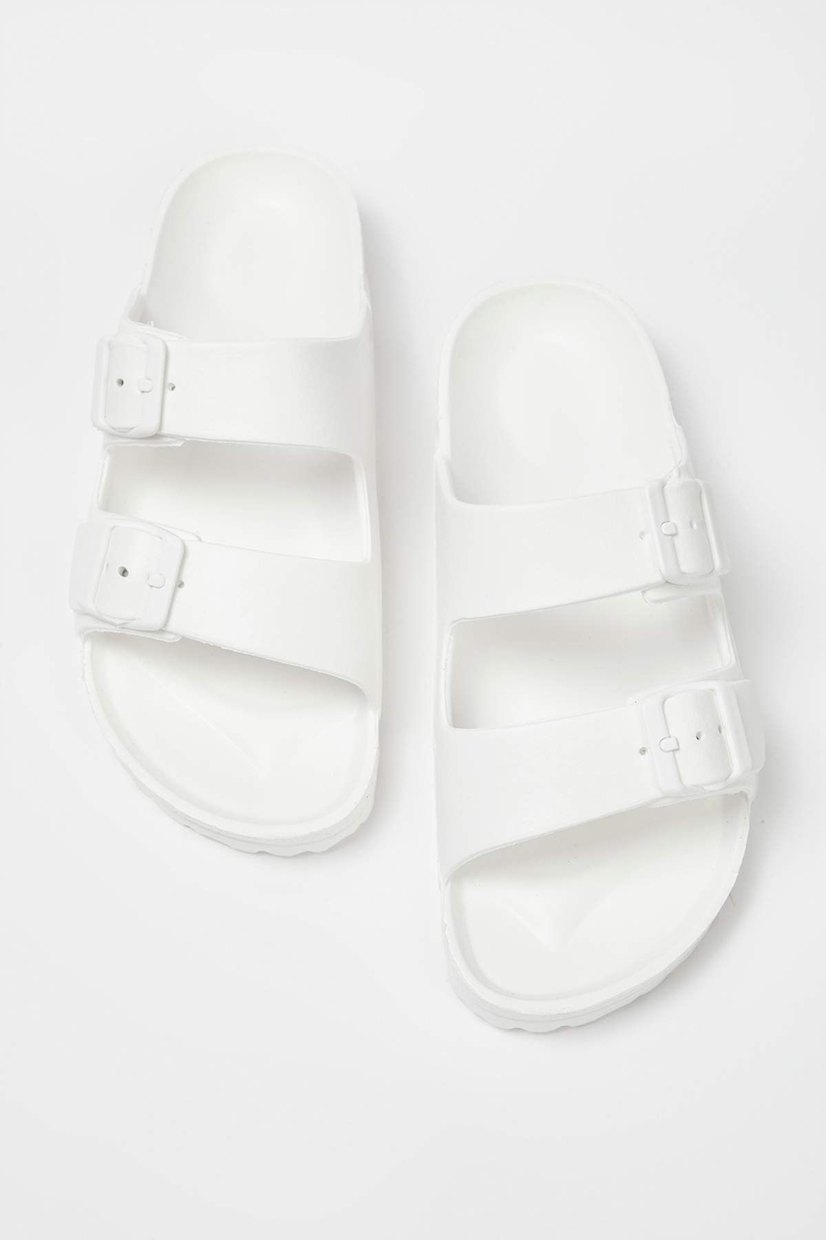 TRENDYOL SHOES Białe podwójne paski Eva Light Sole damskie kapcie TAKSS25TE00065