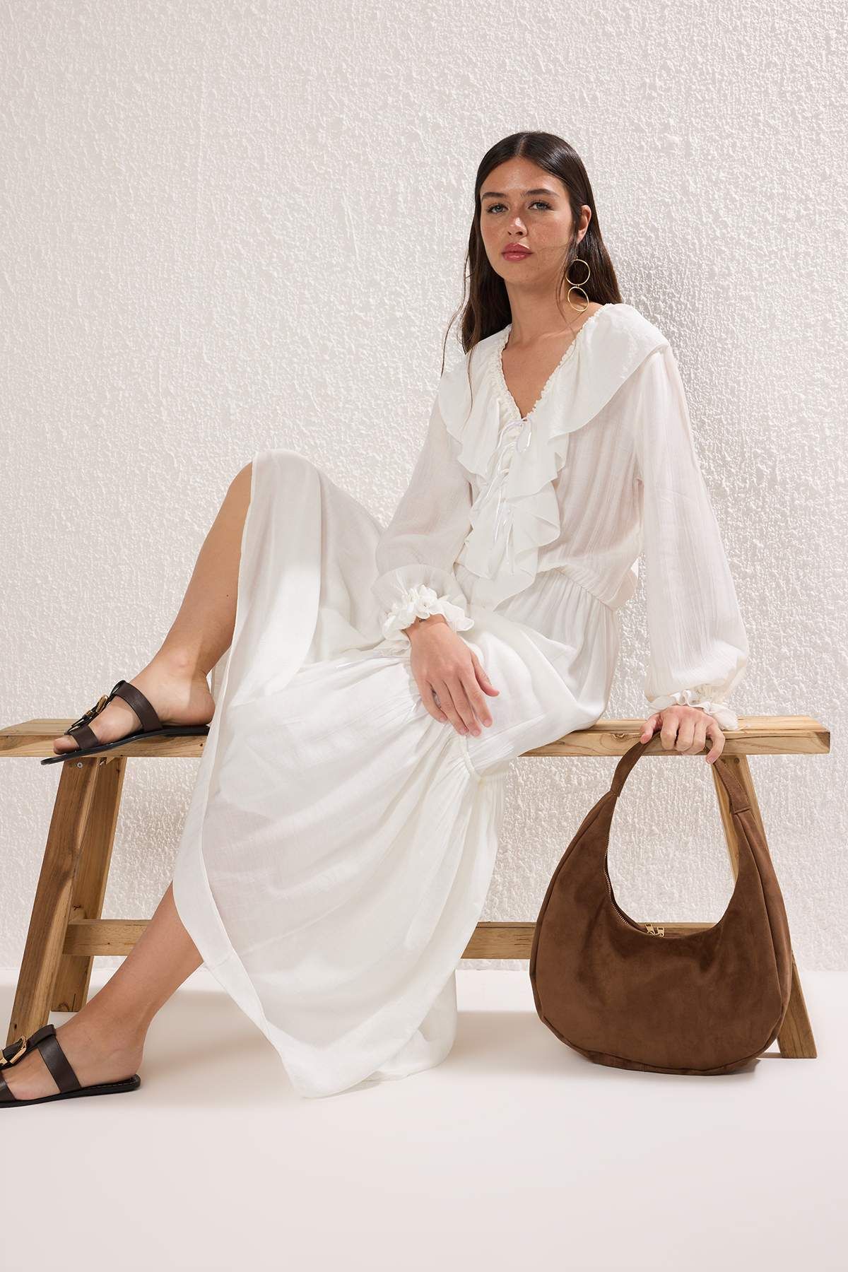 Kolekcia Trendyol Ecru rovné maxi tkané šaty s elastickým pásom TWOSS25EL00864