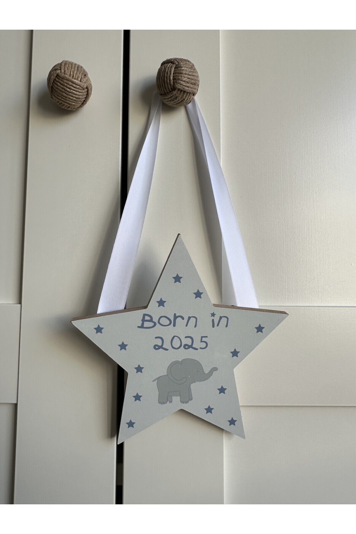 Minik Adımlar Bebek %100 Ahşap Kapı,Duvar,Dolap Askısı,Bebek Odası Dekorasyon Yıldız Askı Born in 2026-Çap 15 cm