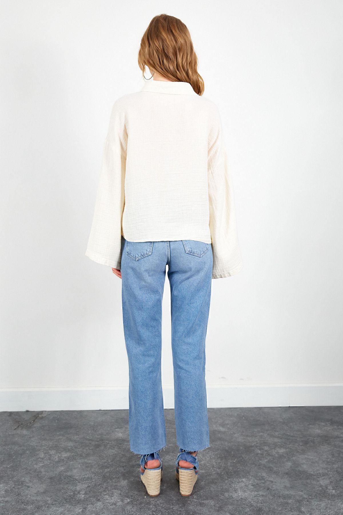 EDITION WOMAN Ekru Kolları Salaş Yıkamalı Müslin Oversize Rahat Kalıp Kadın Basic Gömlek| Mks166881-01-6881 görsel 4