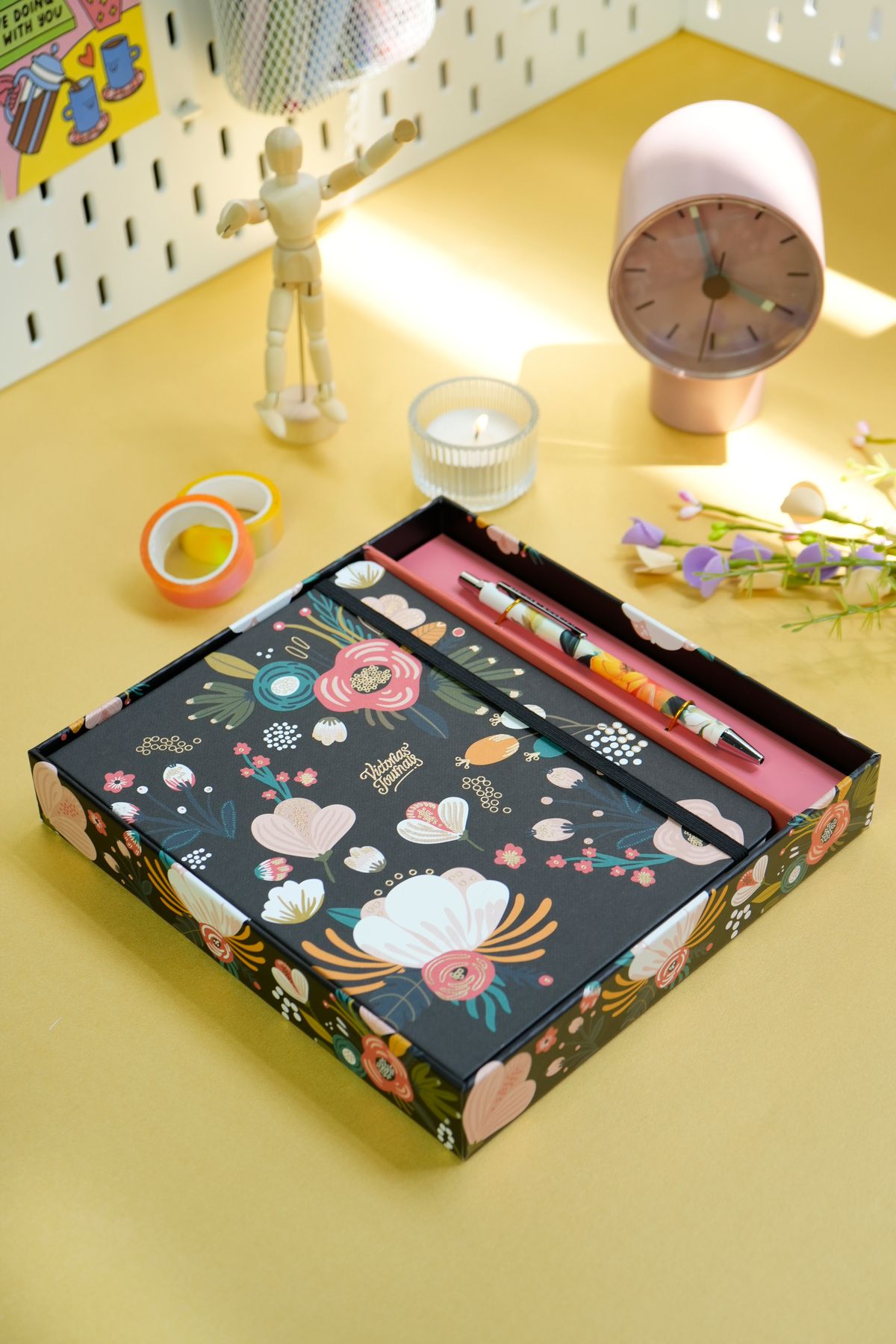 Victoria's Journals Kutulu Set, A5 Sert kapaklı Çizgili Defter ve Metal Gövdeli Tükenmez Kalem.