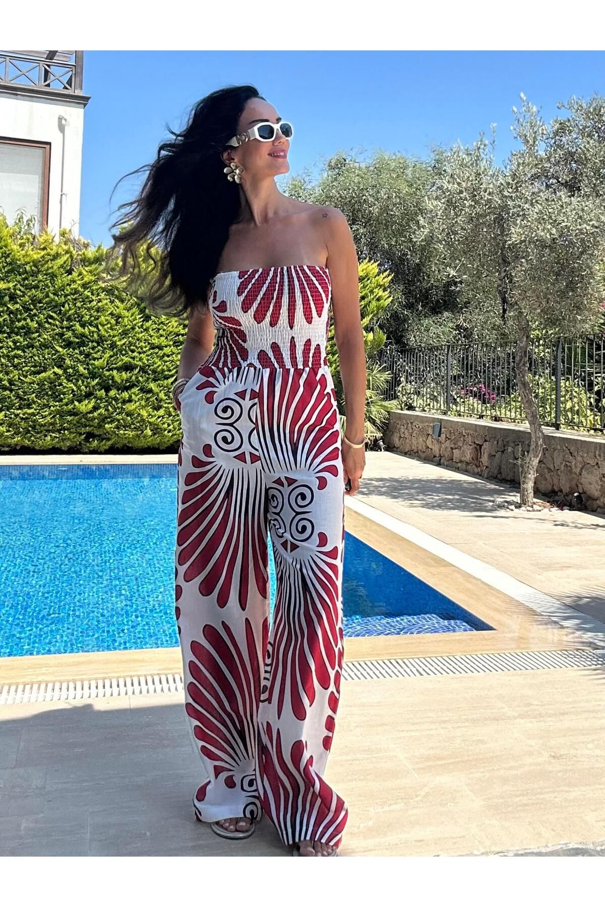 Atelier Derin Beyaz Üzeri Kırmızı Desenli Straplez Tulum