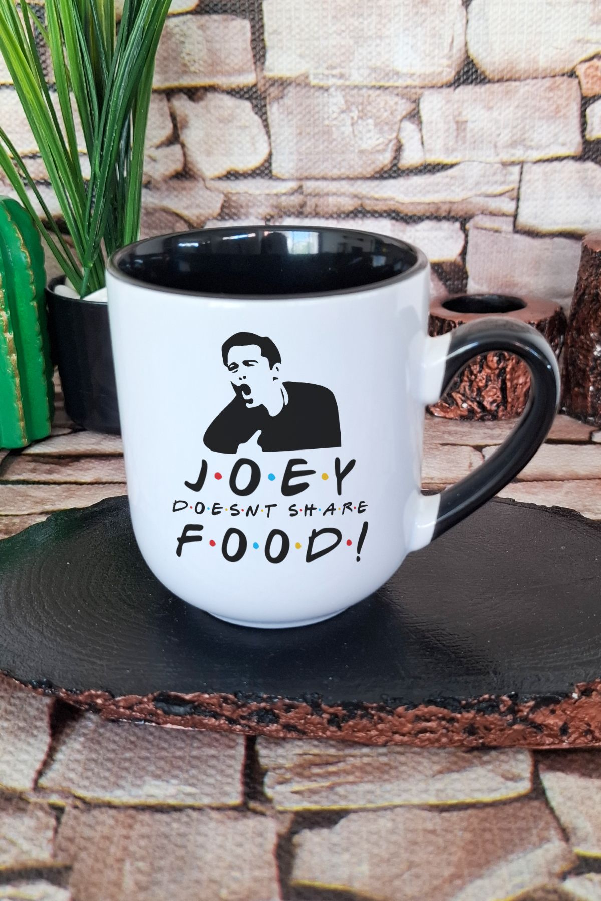 qoeuyl boutique Joey Doesnt Share Food Friends Baskılı İçi ve Kulpu Siyah Renkli Premium Kupa Bardak