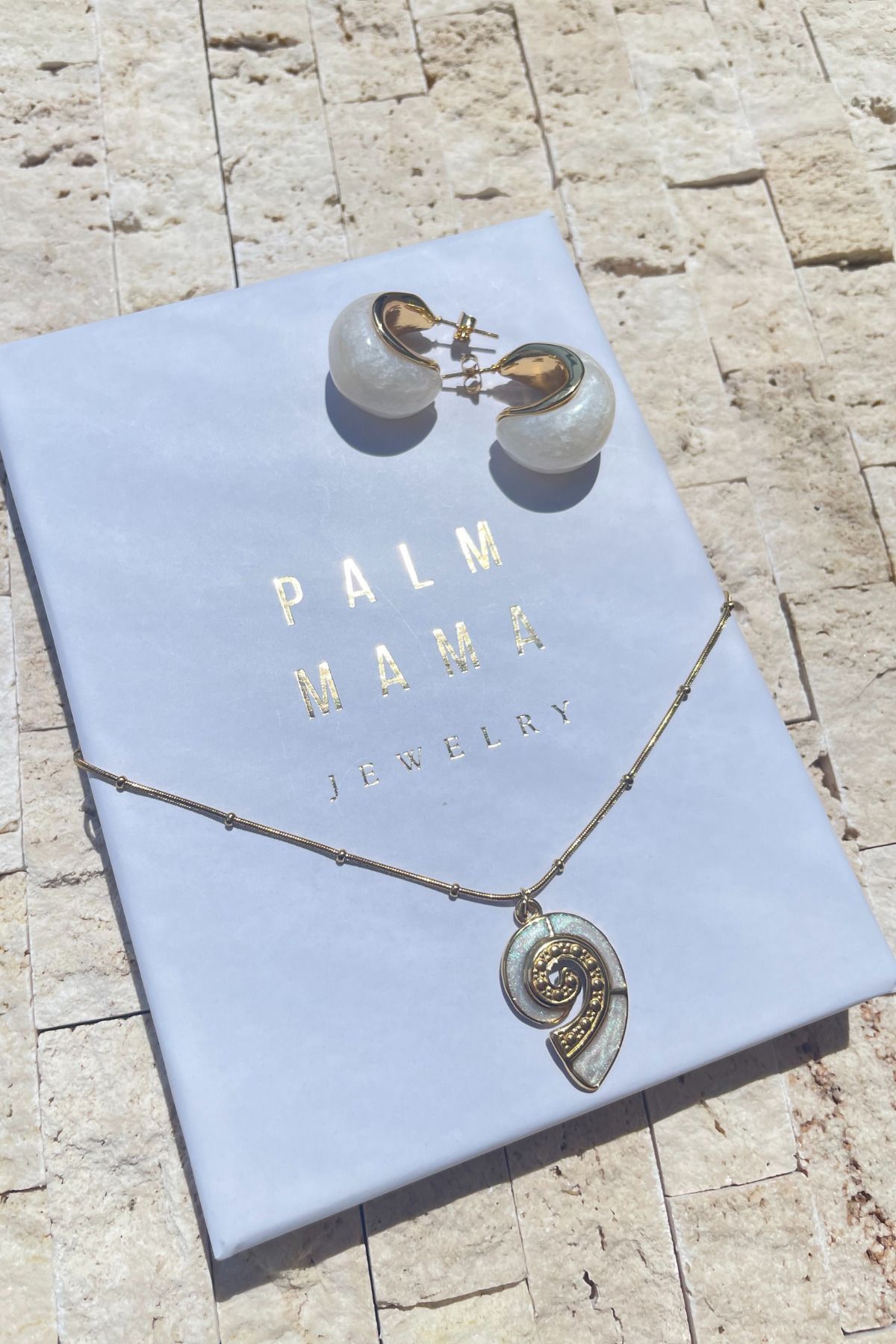 PALM MAMA JEWELRY Tatil Takı Seti 2'li Beyaz Opal Çelik Halka Küpe ve Paslanmaz Çelik Kolye Hediye Kutulu Set Takım