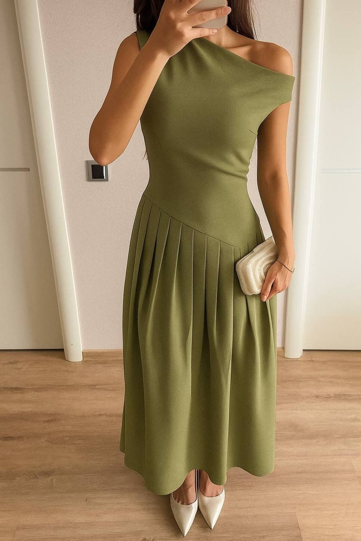 Ahzem Collection Tasarım Kayık Yaka Pileli Midi Boy Elbise