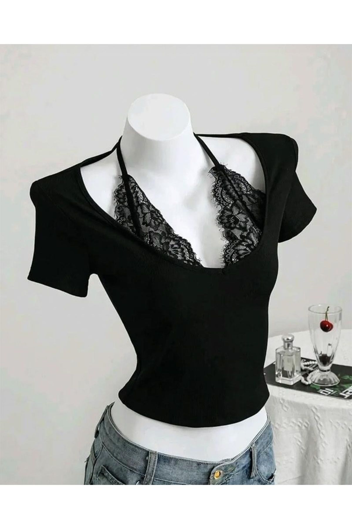 Gofeel Siyah Bağlamalı Dantelli Ekli Kısa Kollu Crop