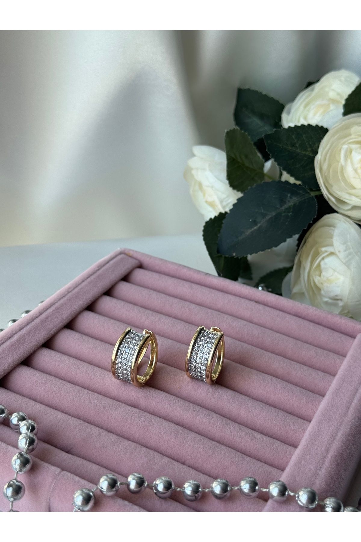 JEWELRY Özel Seri Zirkon Taşlı Kenarları Altın Renkli Kalık Yuvarlak Rodyum Kaplama VIP Küpe