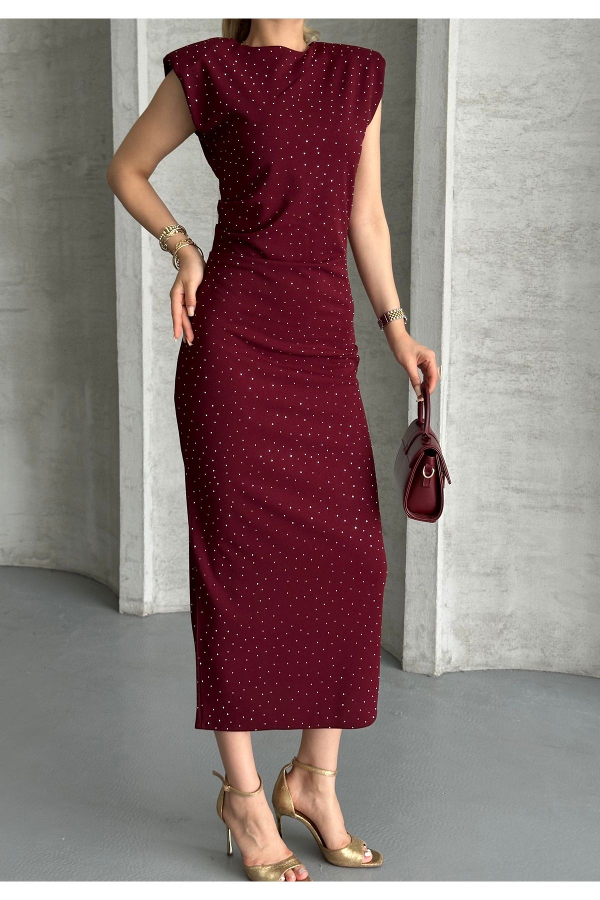 Moda Palmiss Kadın Bordo Taş Detaylı Omuz Vatkalı Midi Elbise