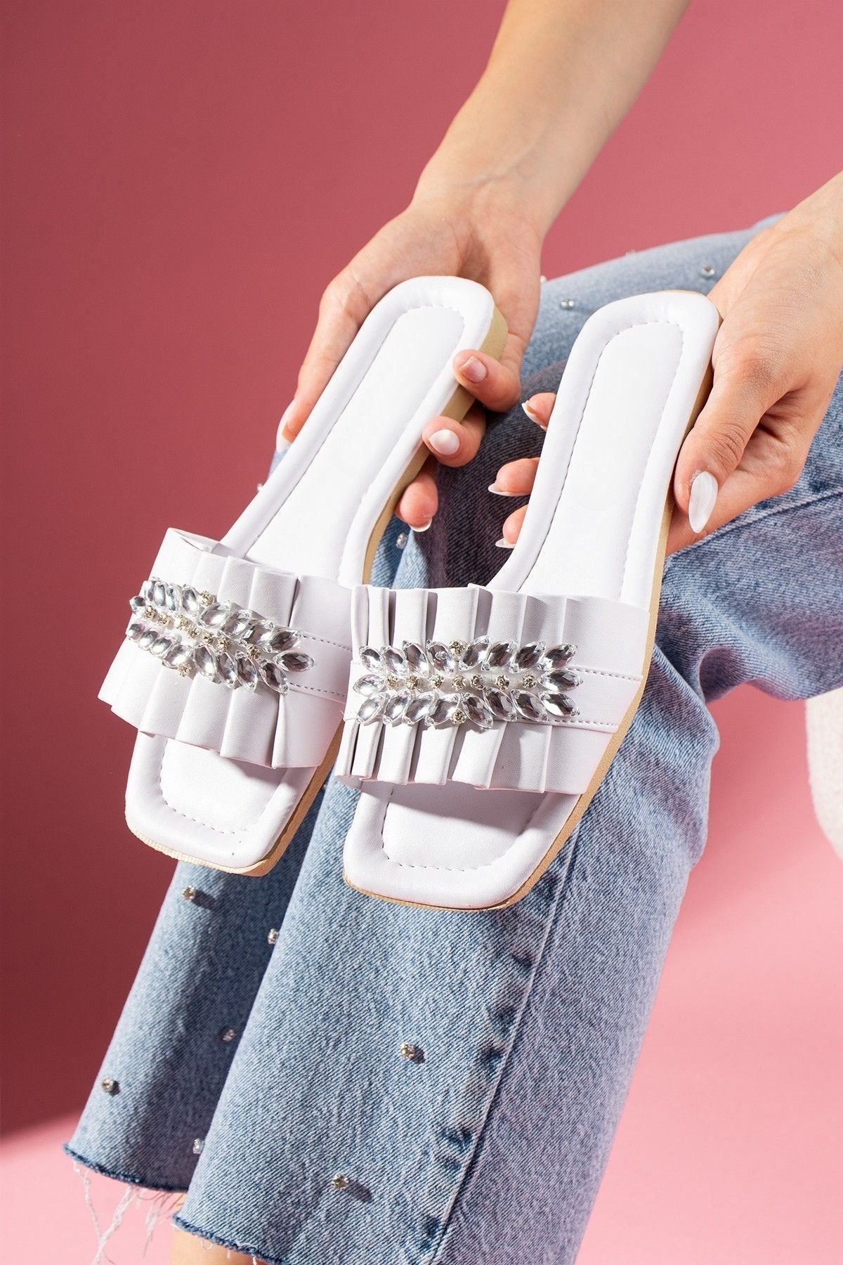 FUGA MODA Thor Beyaz Katlamalı Yaprak Taş Detaylı Terlik