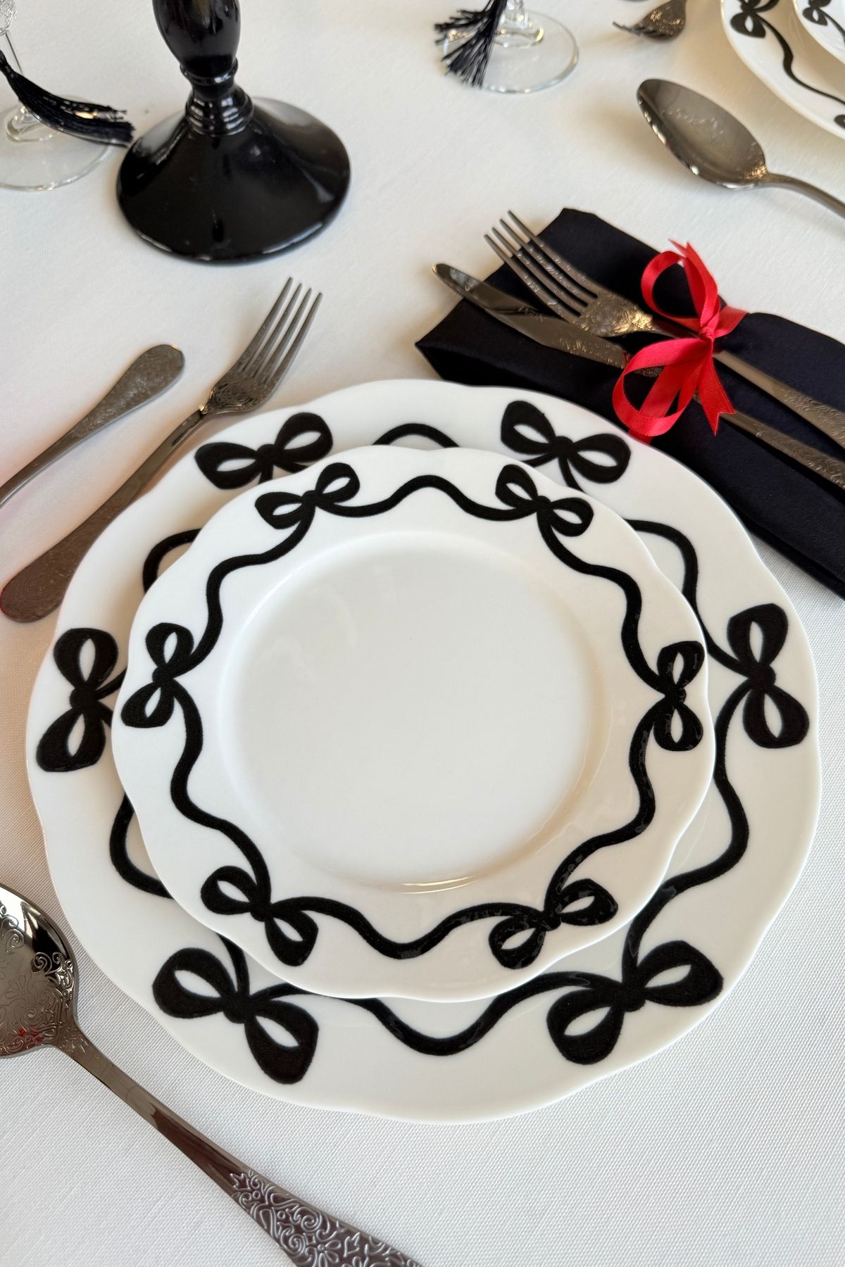 porselenden Fiyonk 4 Adet Kırık Beyaz Premium Porselen 21 cm Pasta Tabağı Takımı Siyah Kurdele Desenli