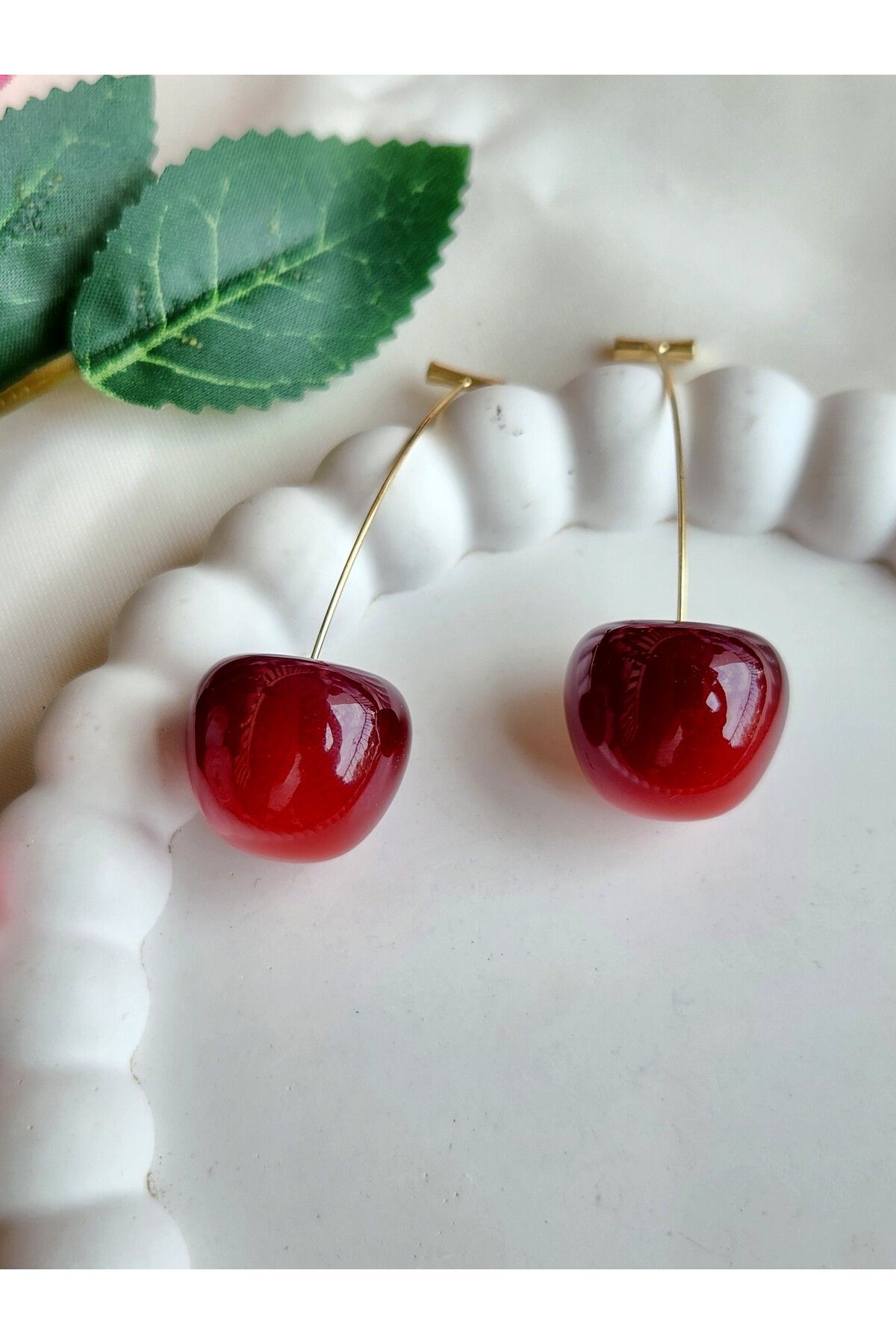 GIHANDMADE Kiraz Figürlü Kırmızı Küpe – Altın Sap Detaylı, Renkli ve Eğlenceli Tasarım