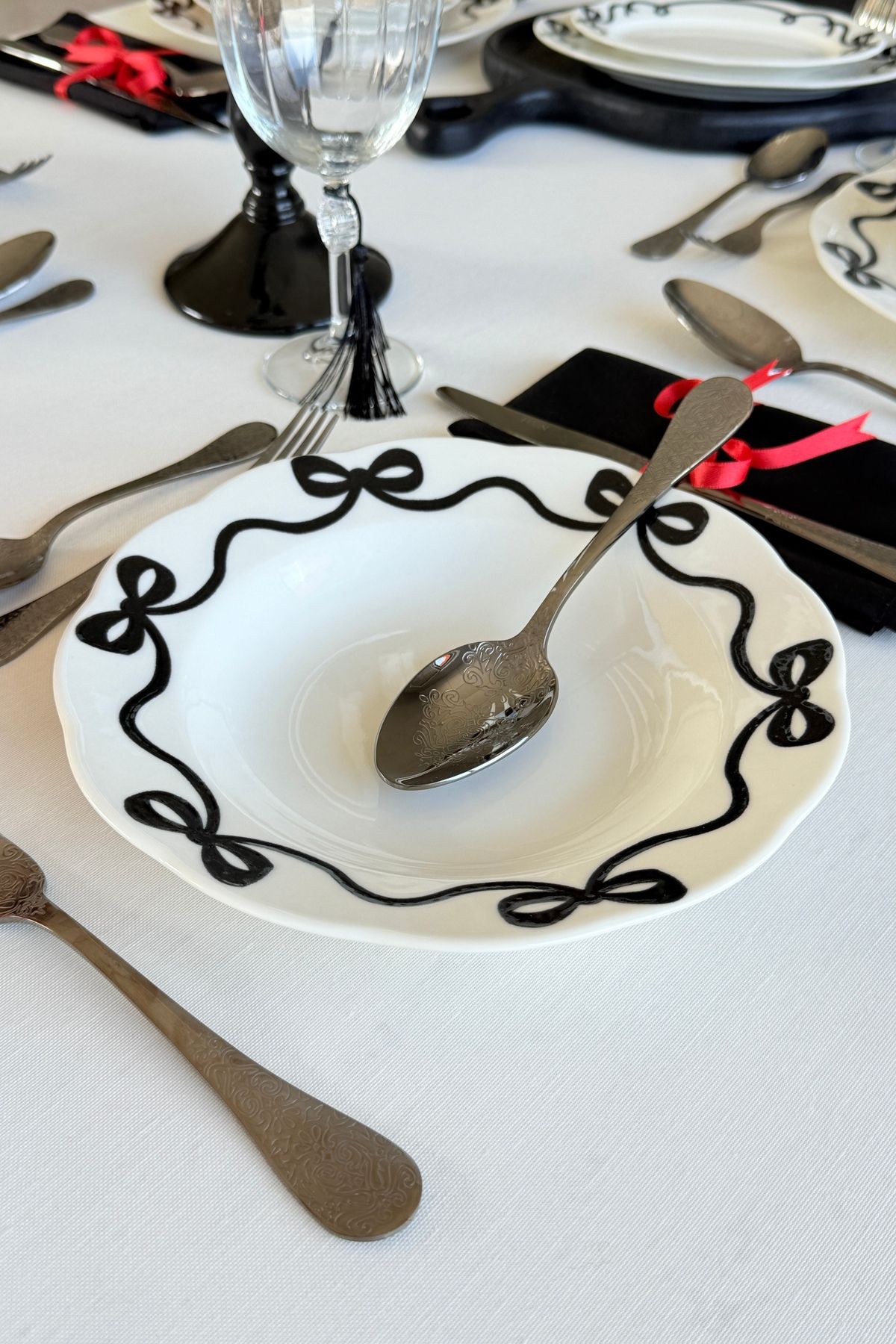 porselenden Fiyonk 4 Adet Kırık Beyaz Premium Porselen 23 Cm Çukur Tabak Takımı Siyah Kurdele Desen Yemek Tabağı